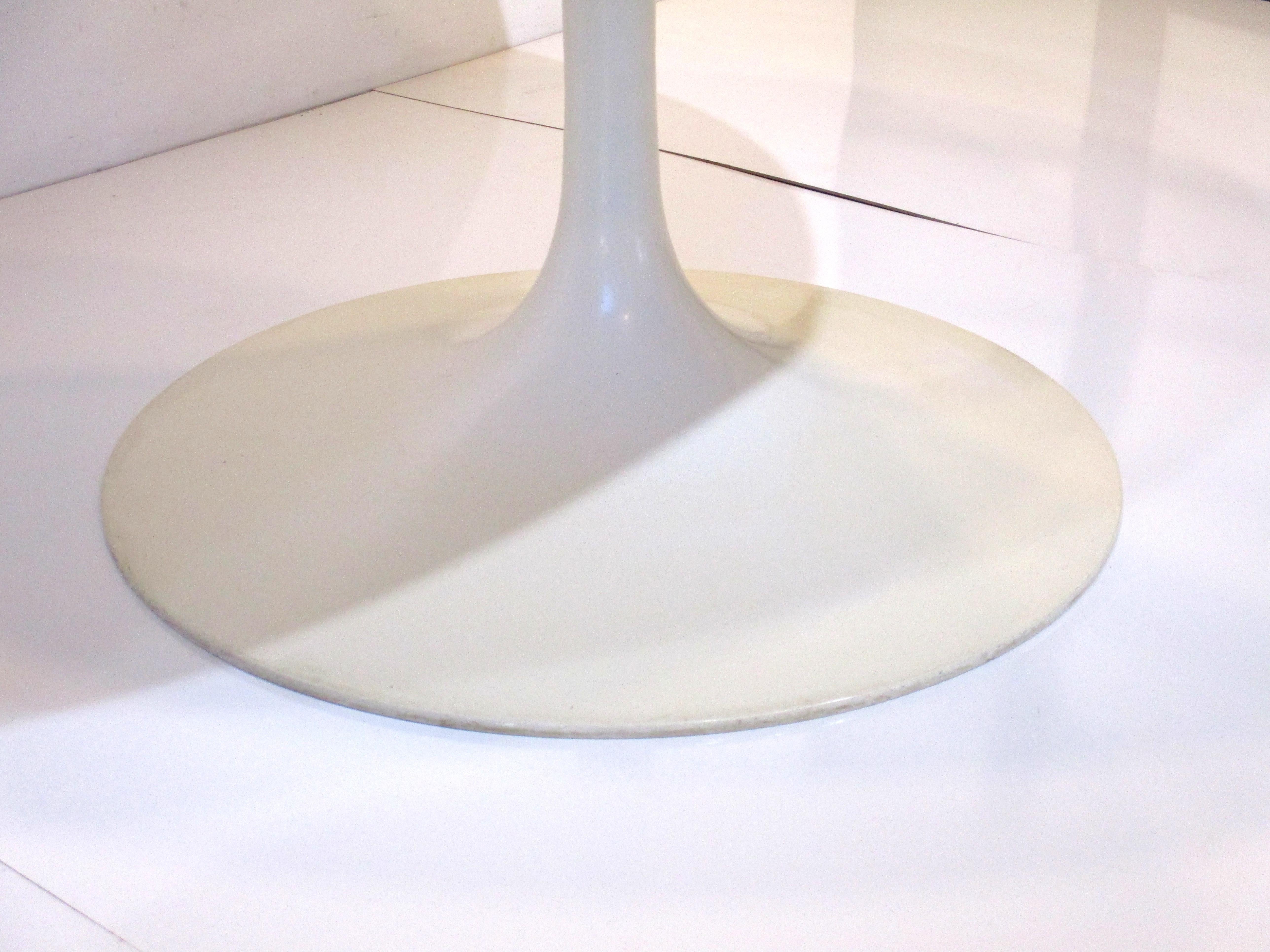 Eero Saarinen Tulip Dining Table for Knoll International 2