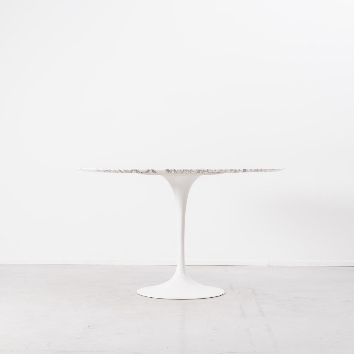 The tulip table is a true classic by Finnish-American architect Eero Saarinen for American manufacturer Knoll. Saarinen’s constant pushing of form and material lead to the creation of some of the most important advances in both architecture and
