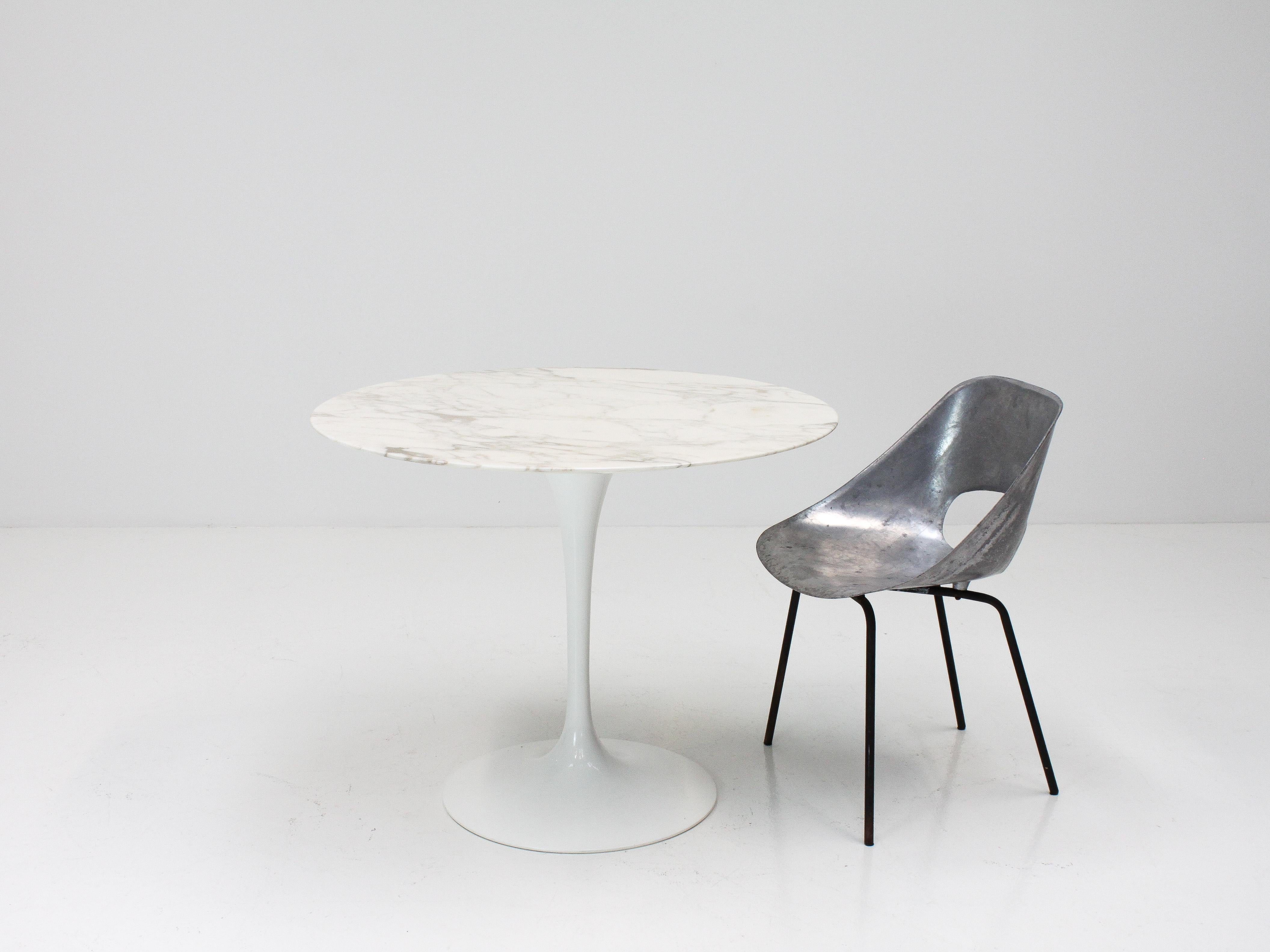 A hugely iconic and famous Eero Saarinen design, the Tulip dining table with its characteristic sculptural single stem with this piece featuring a beautiful veined Italian Calacatta marble tabletop.

In wonderful condition, with only slight signs