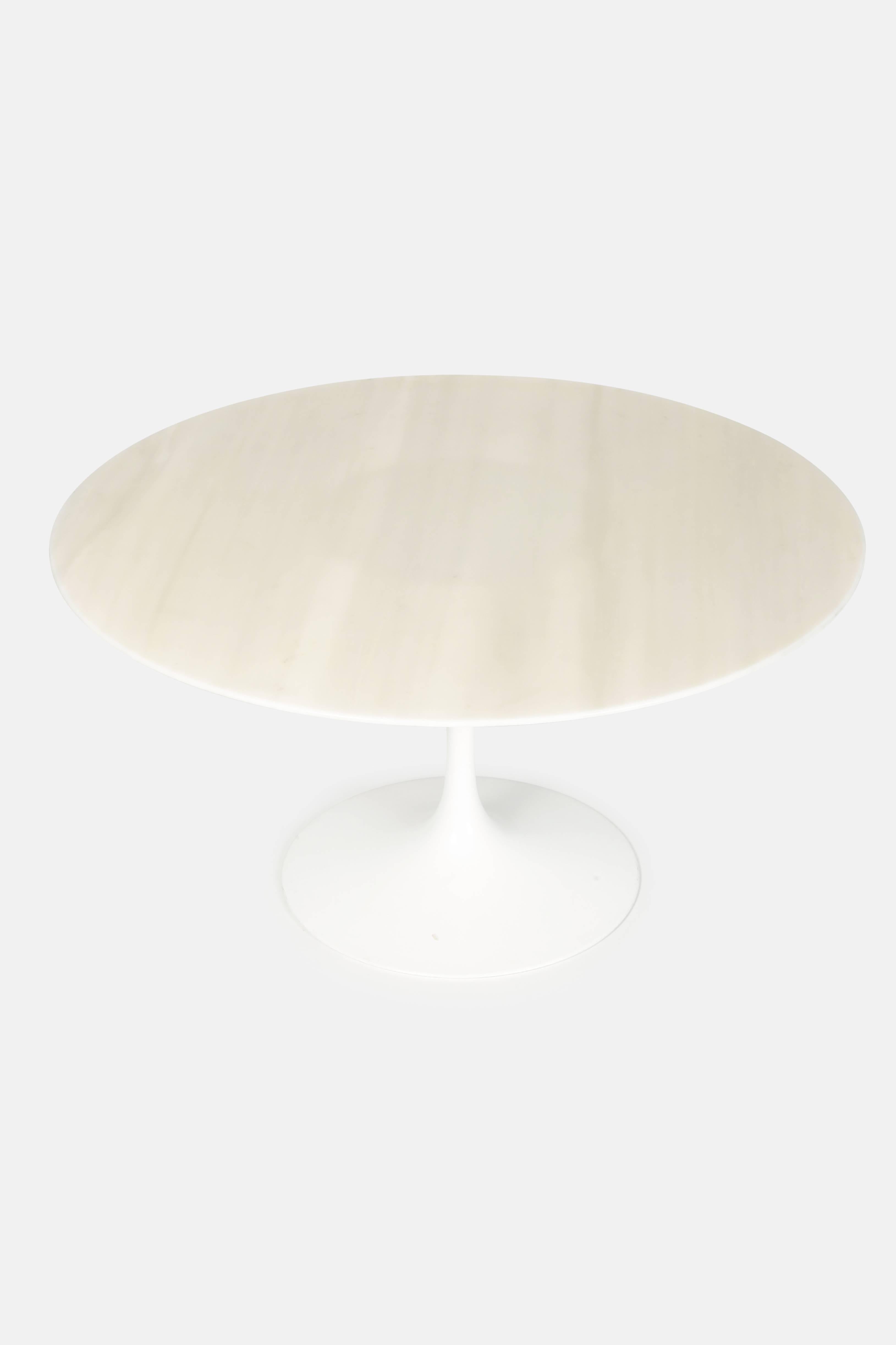 Eero Saarinen “Tulip” dining table manufactured by Knoll International in the 1970s, USA. Beautiful broad circular top of Carrara marble with a very elegant and soft grain supported by a white lacquered cast aluminium tulip base.