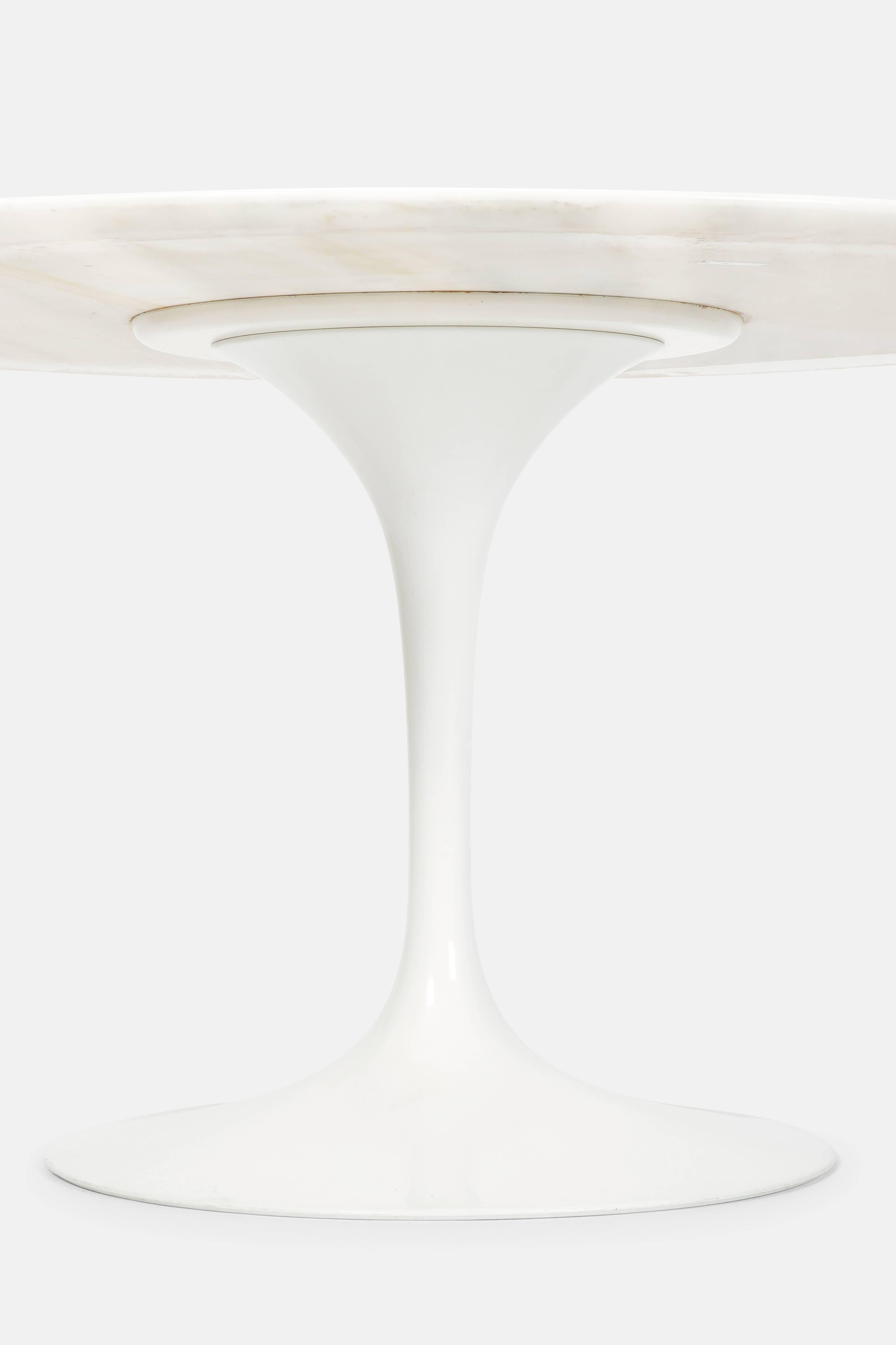 Late 20th Century Eero Saarinen “Tulip” Marble Dining Table Knoll International, 1970s