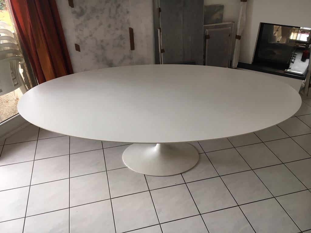 Vintage big tulip white laminate oval dining table by Eero Saarinen produced by Knoll International
L 244 x l 137 x H 72 cm
Very good vintage condition.
6 matching tulip swiveling armchair available.
 