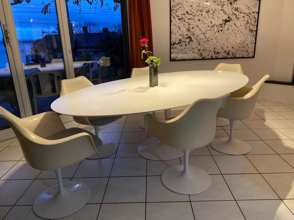 Eero Saarinen Tulip Oval White Laminate Dining Table by Knoll In Good Condition In Geneva, CH