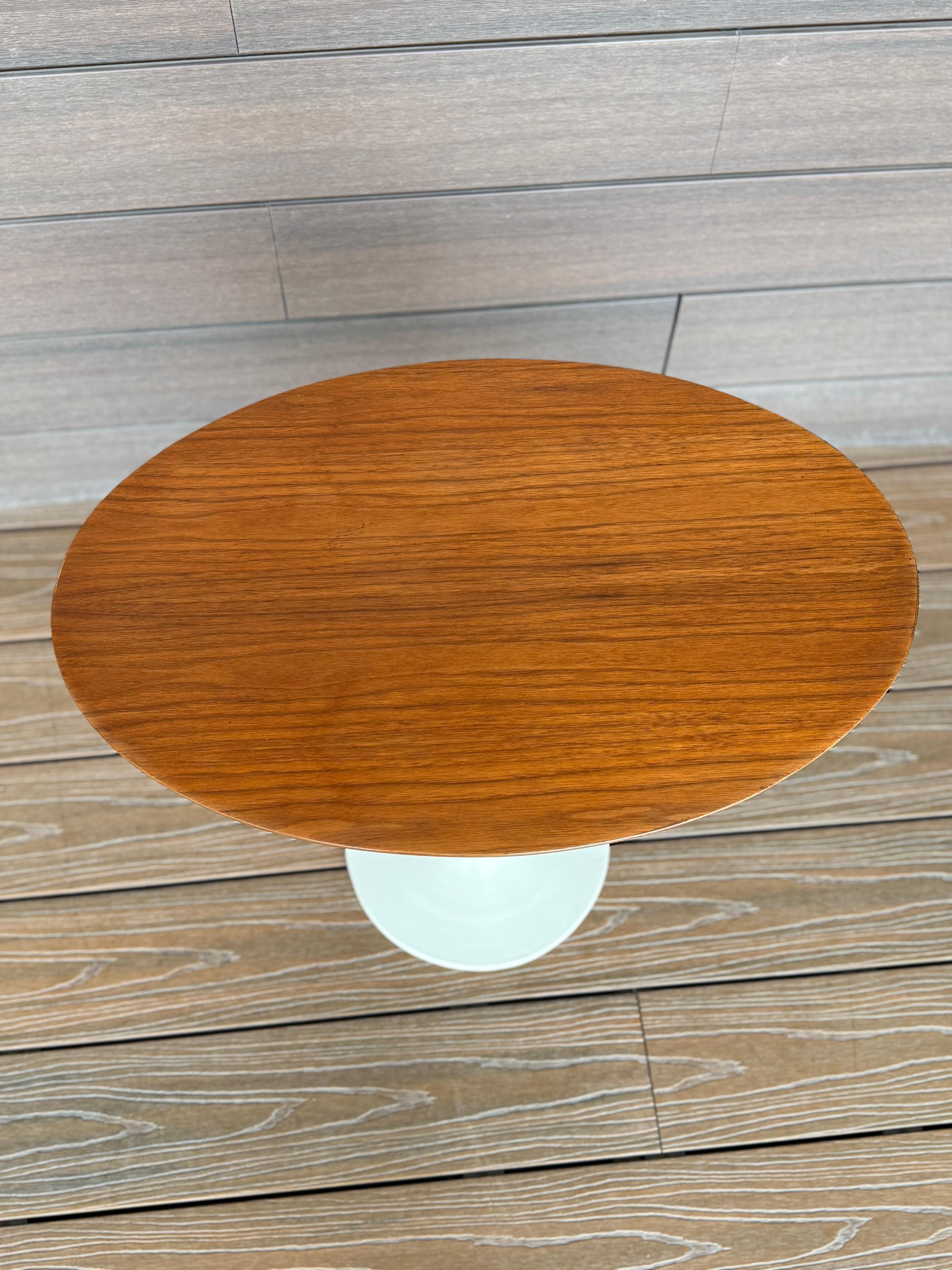 Step into the realm of classic modern design with this exquisite side table from the master, Eero Saarinen. This piece, known for its iconic tulip shape, is both a functional addition to any space and a statement of style.
 