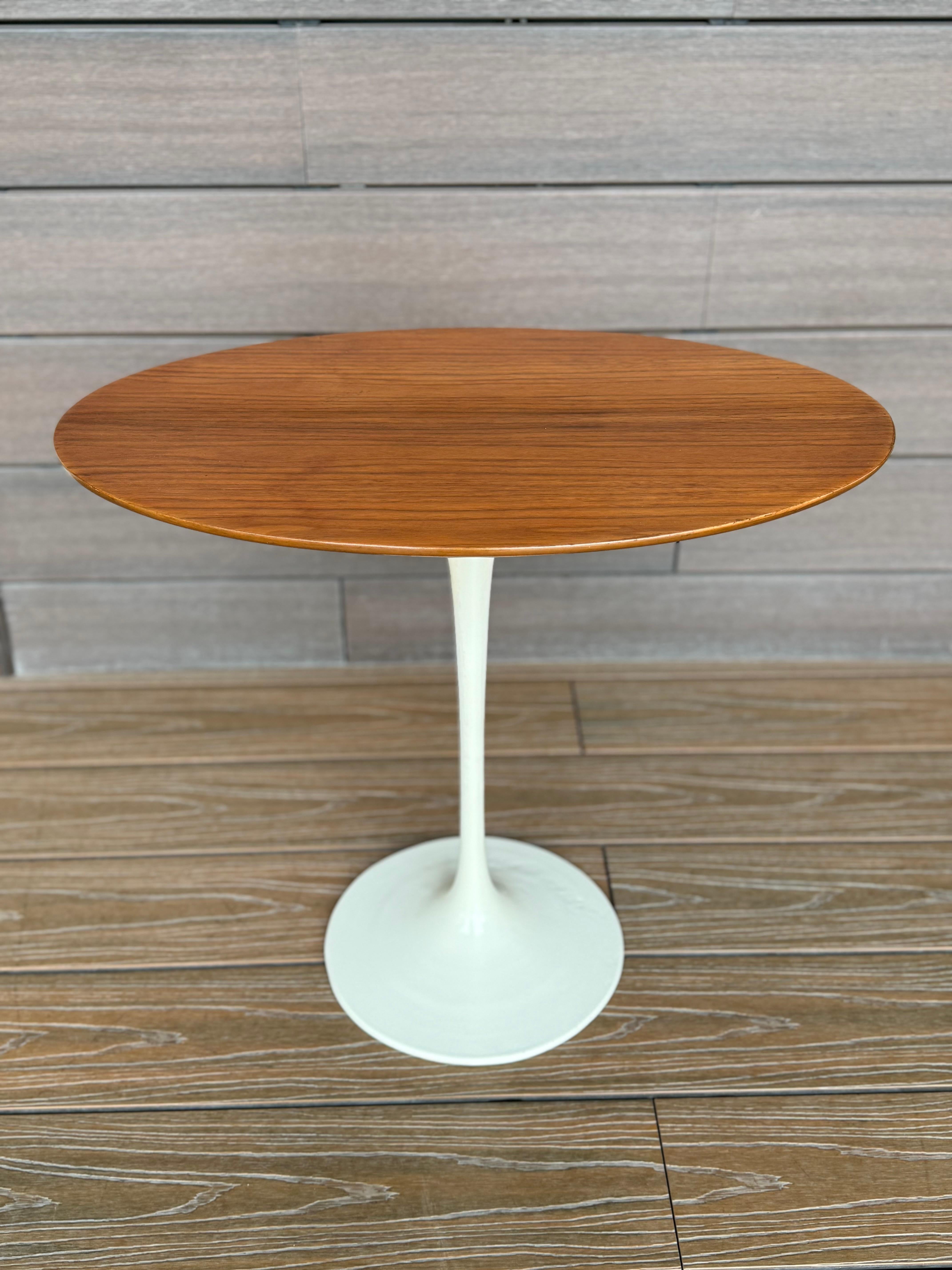 Mid-Century Modern Eero Saarinen Tulip Oval End Table for Knoll For Sale