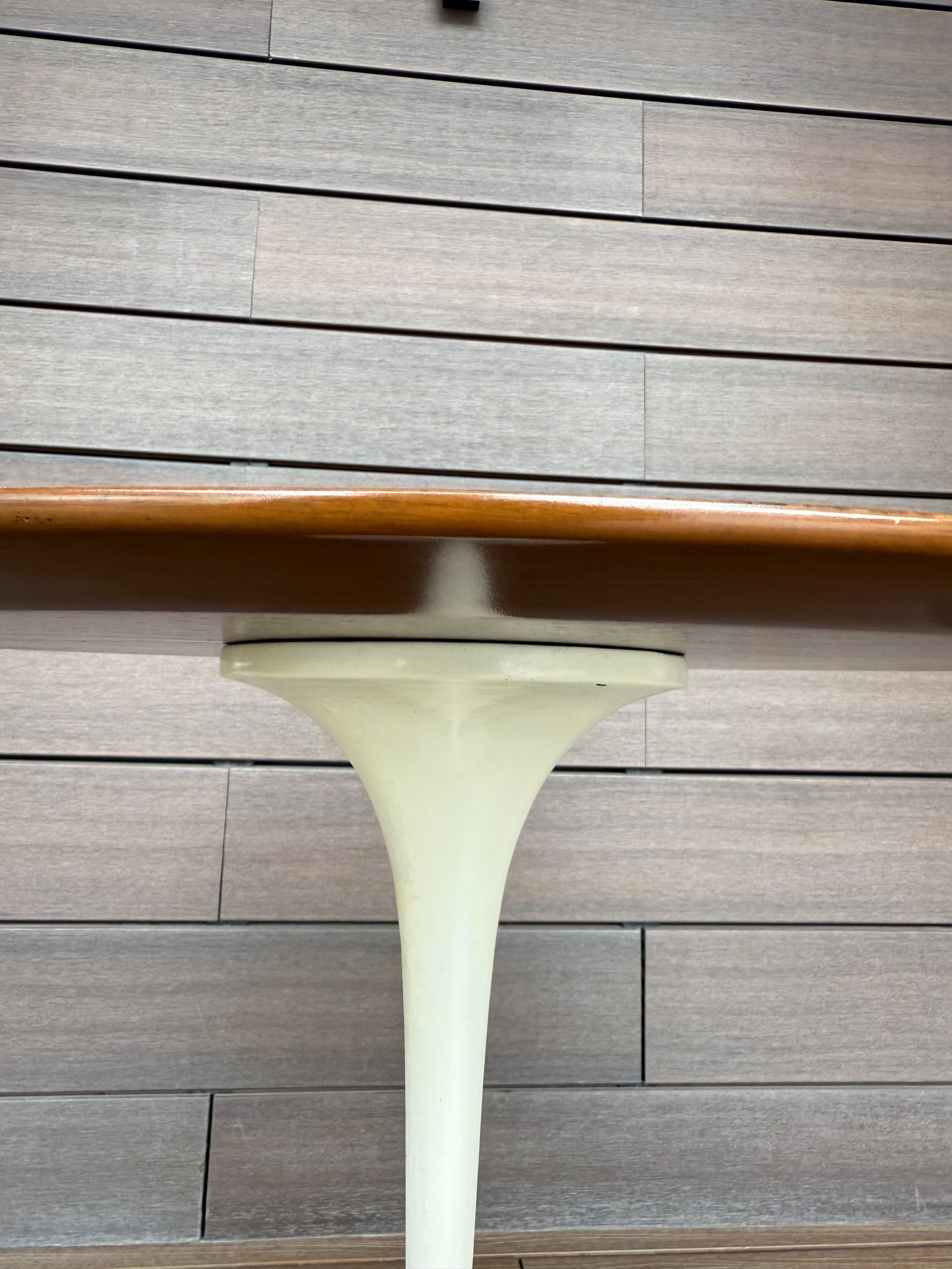 American Eero Saarinen Tulip Oval End Table for Knoll For Sale