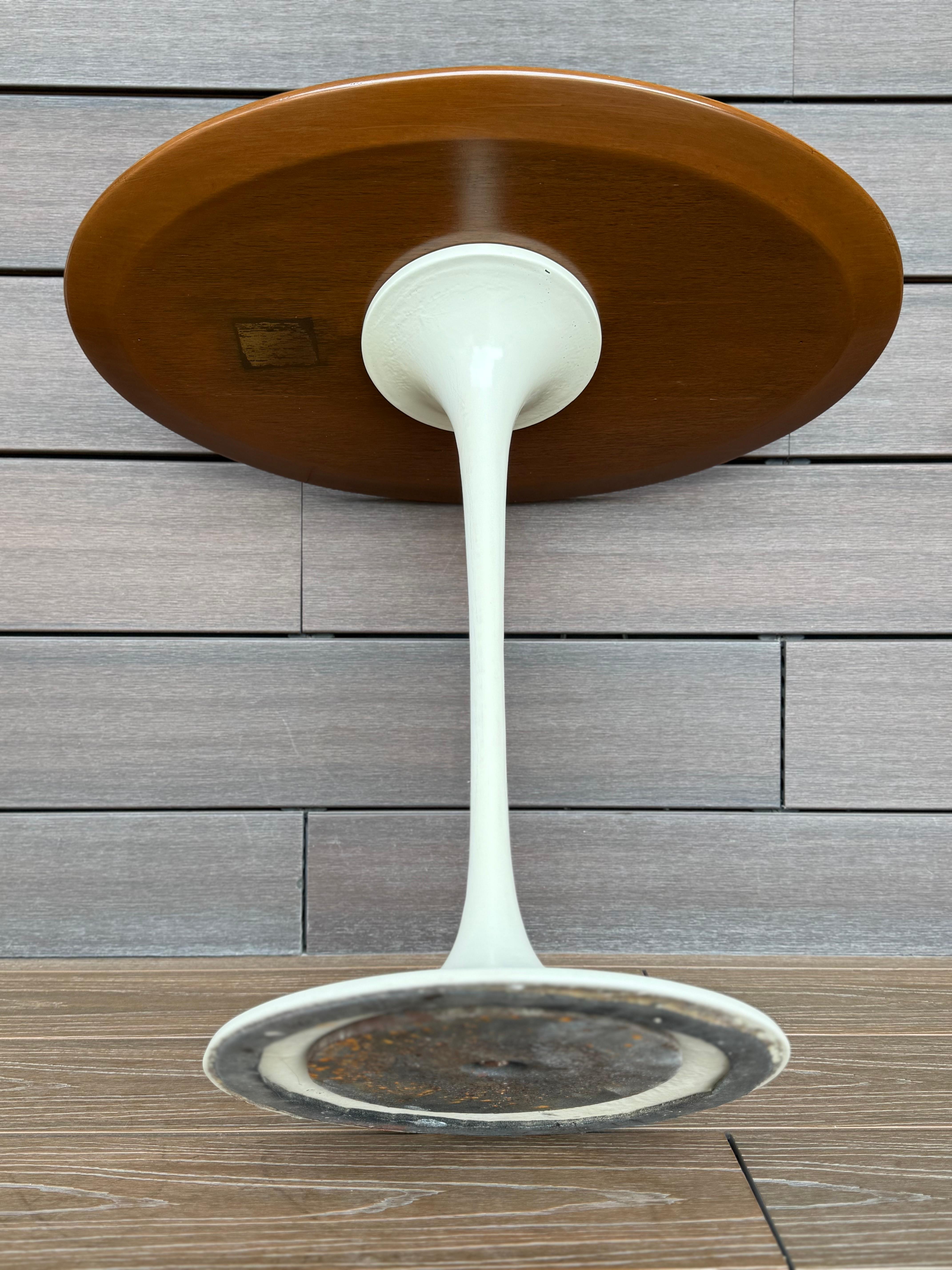 Eero Saarinen Tulip Oval End Table for Knoll In Good Condition For Sale In San Pedro Garza Garcia, Nuevo Leon