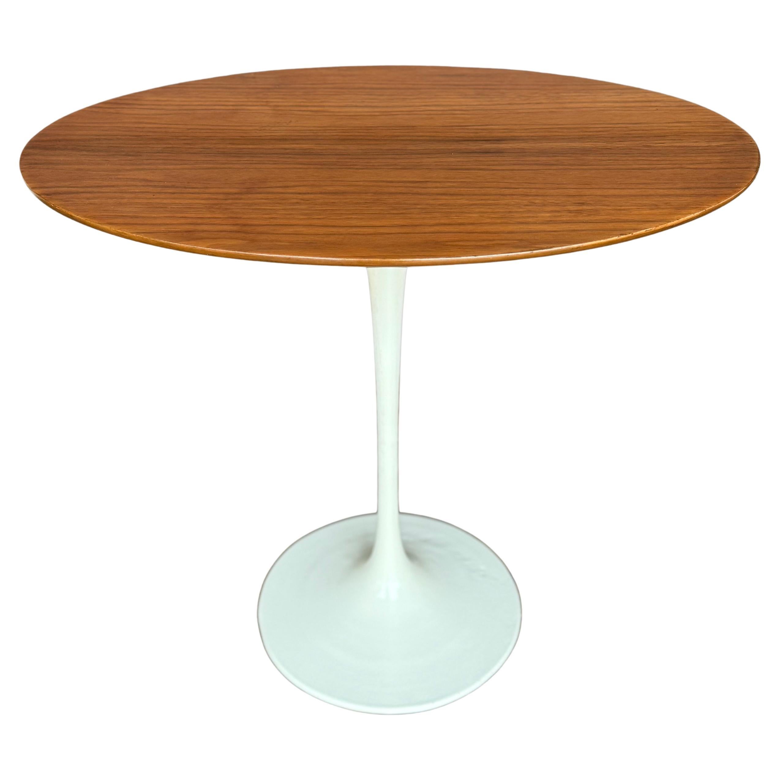 Eero Saarinen Tulip Oval End Table for Knoll For Sale