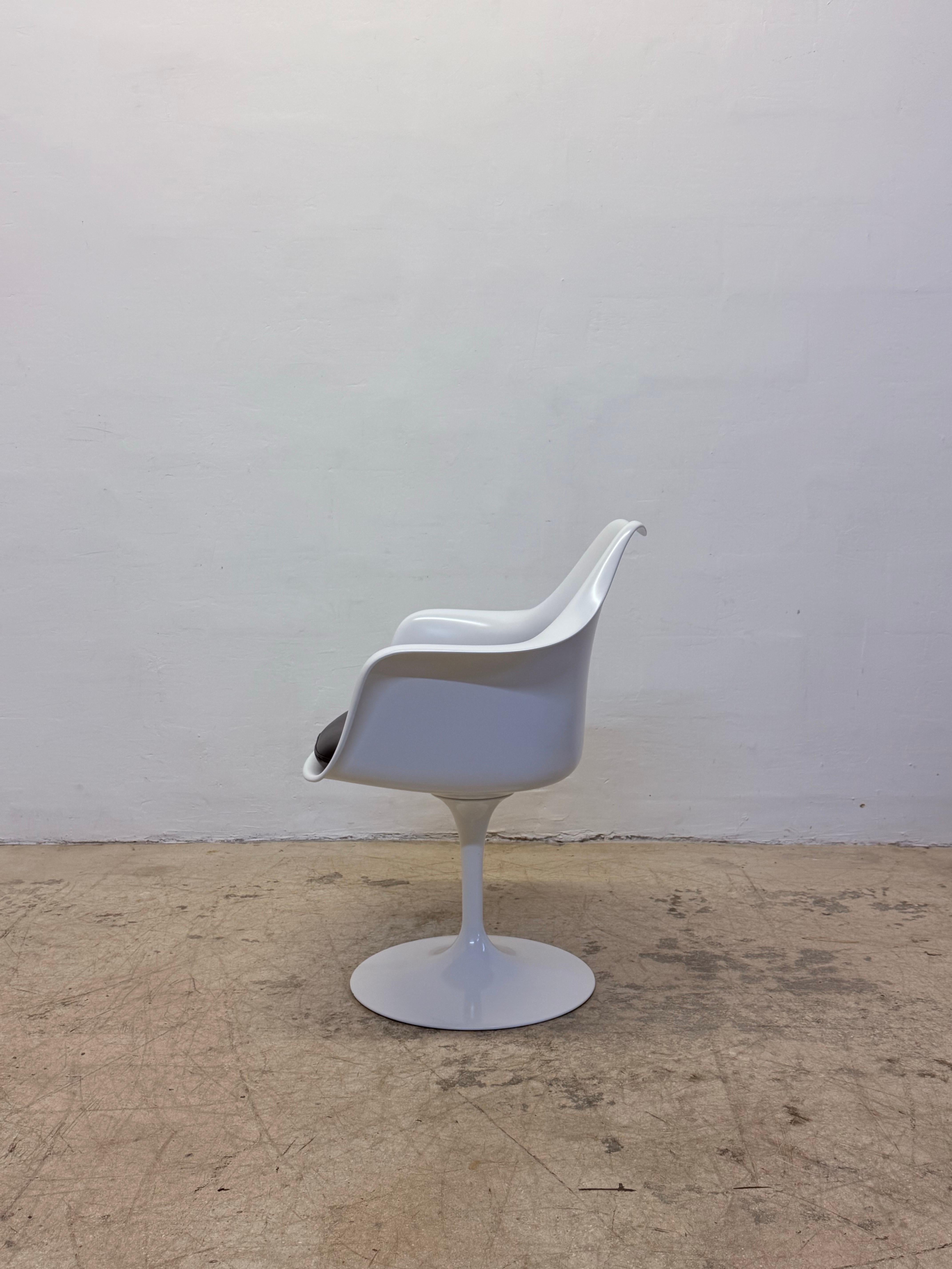 Pareja de sillones con pedestal Eero Saarinen Tulip para Knoll Moderno de mediados de siglo en venta