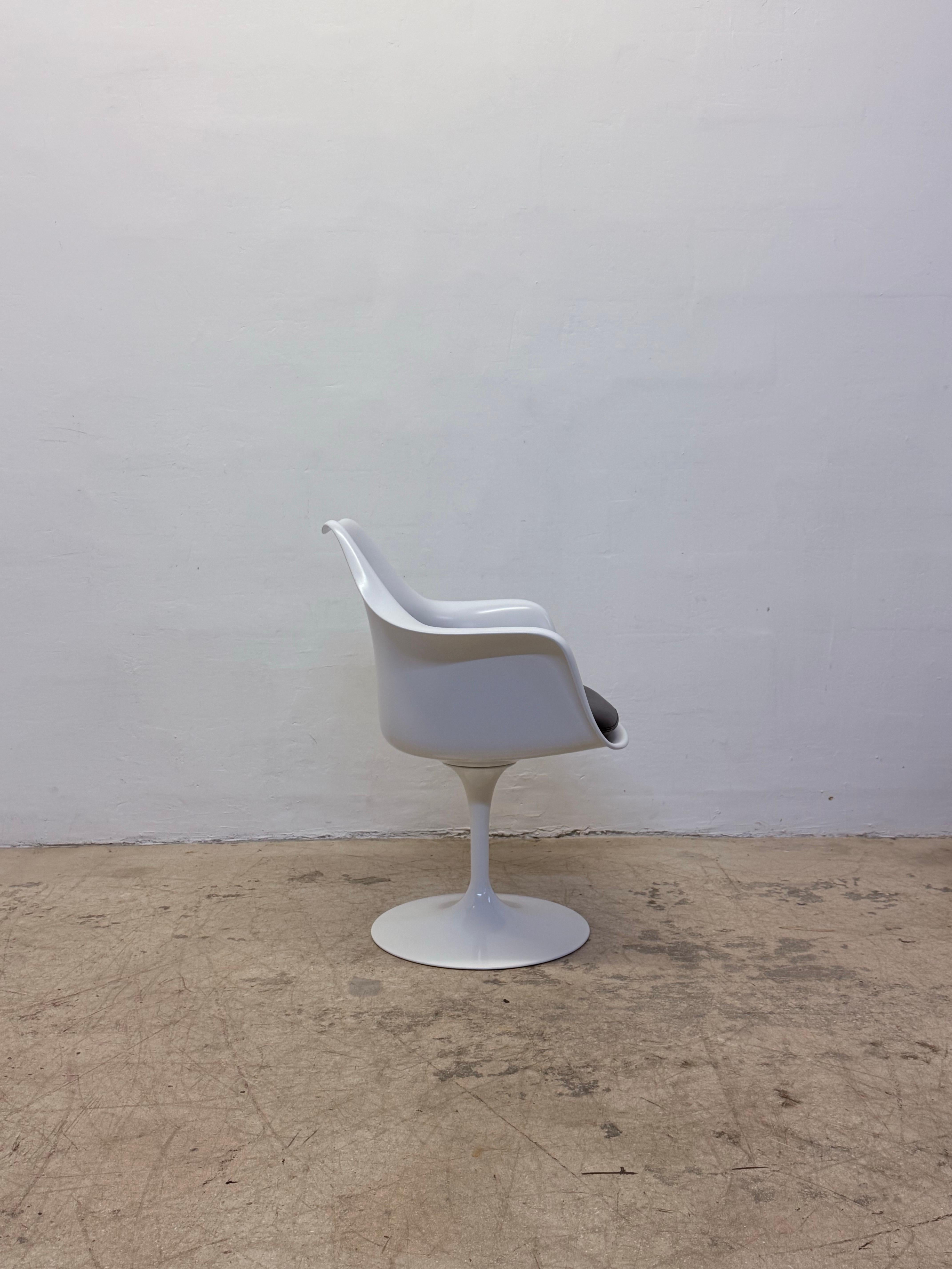 Pareja de sillones con pedestal Eero Saarinen Tulip para Knoll en Bueno estado para la venta en Miami, FL