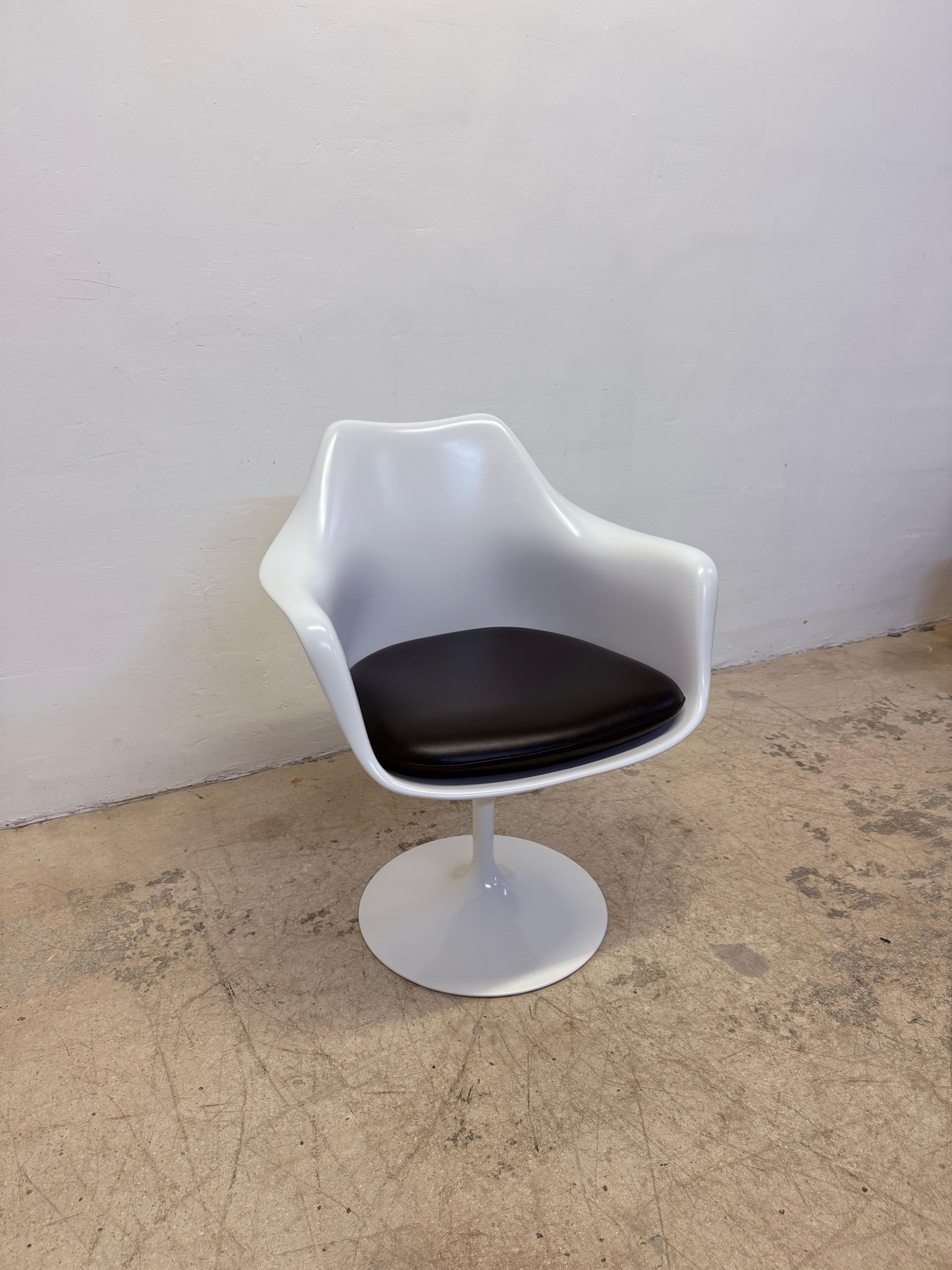 Pareja de sillones con pedestal Eero Saarinen Tulip para Knoll Aluminio en venta