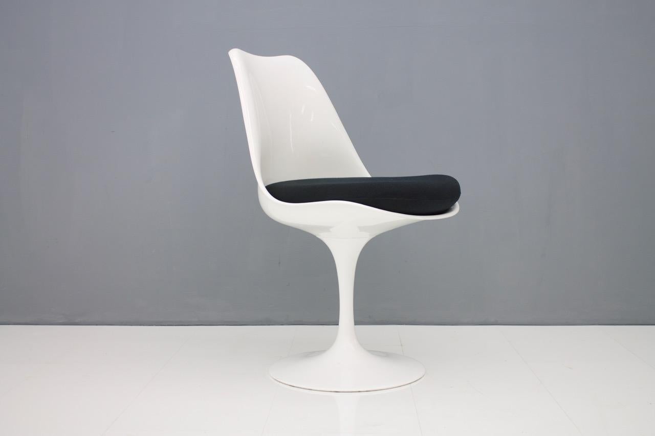 Side chair by Eero Saarinen for Knoll International. White shell and a black cushion.

Good condition.