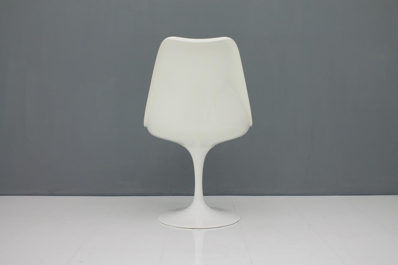Side chair by Eero Saarinen for Knoll International. White shell and a red cushion.

Good condition.