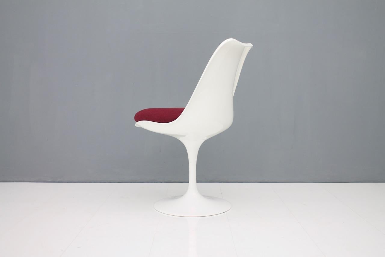 Mid-Century Modern Eero Saarinen Tulip Side Chair Knoll International For Sale