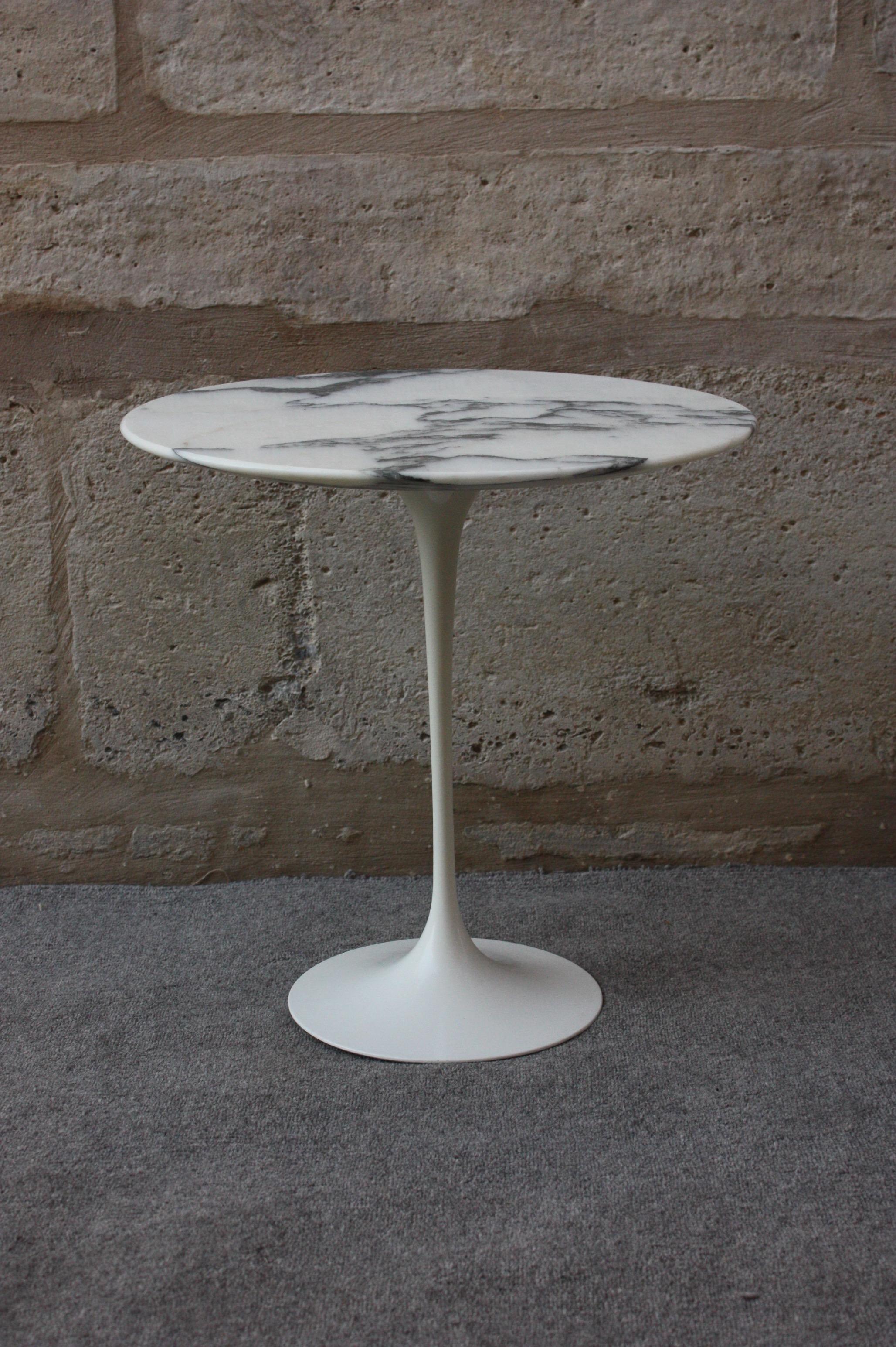Eero Saarinen (1910–1961)
Tulip side table, circa 1960
Circular white marble top, lacquered aluminum support
Stamped 