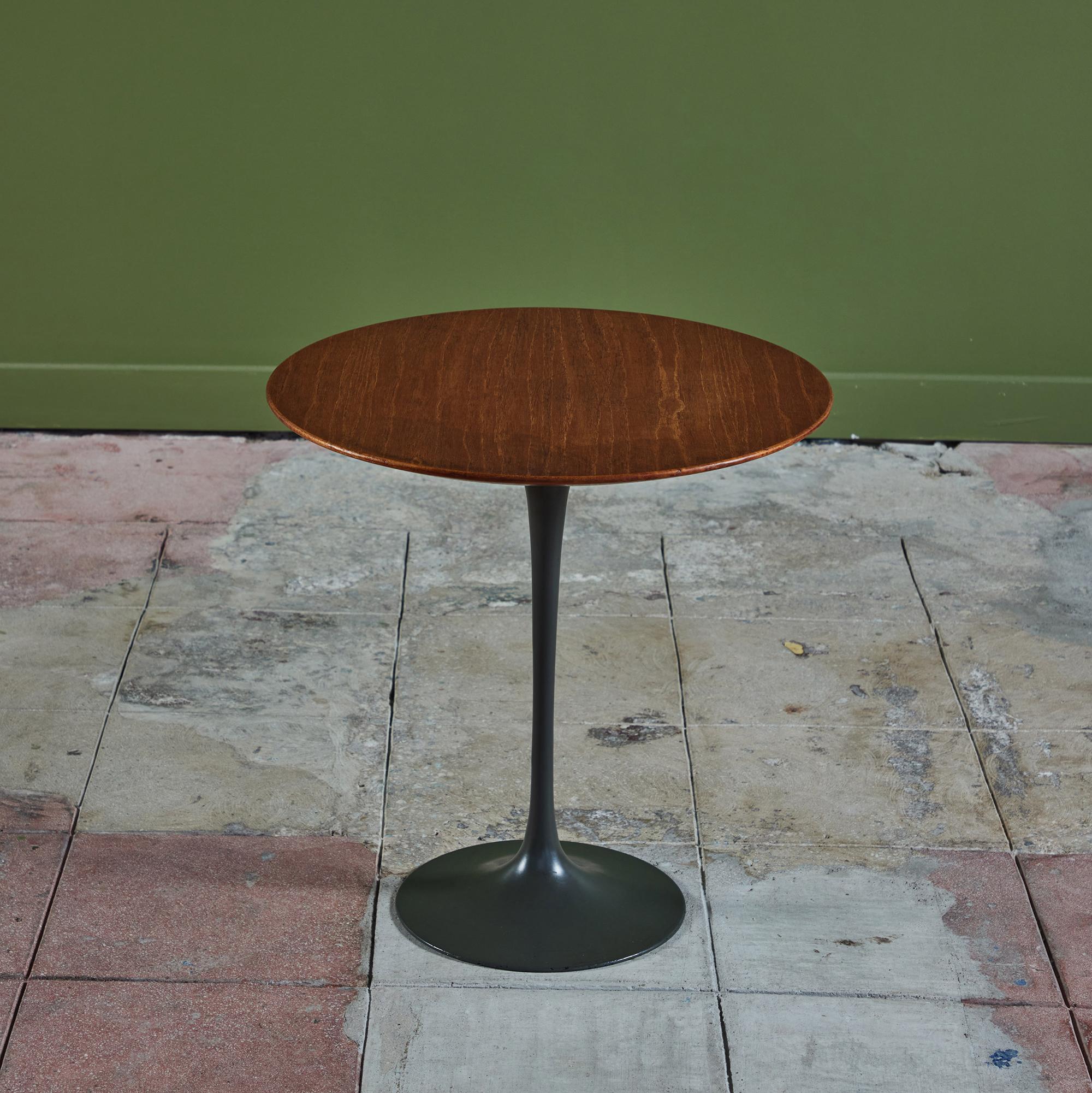 Cette table d'appoint, qui fait partie de la Collection Pedestal et a été conçue en 1957, est l'une des créations les plus durables de Saarinen. Elle se compose d'une base en fonte d'aluminium lourdement moulée et émaillée en vert forêt et d'un