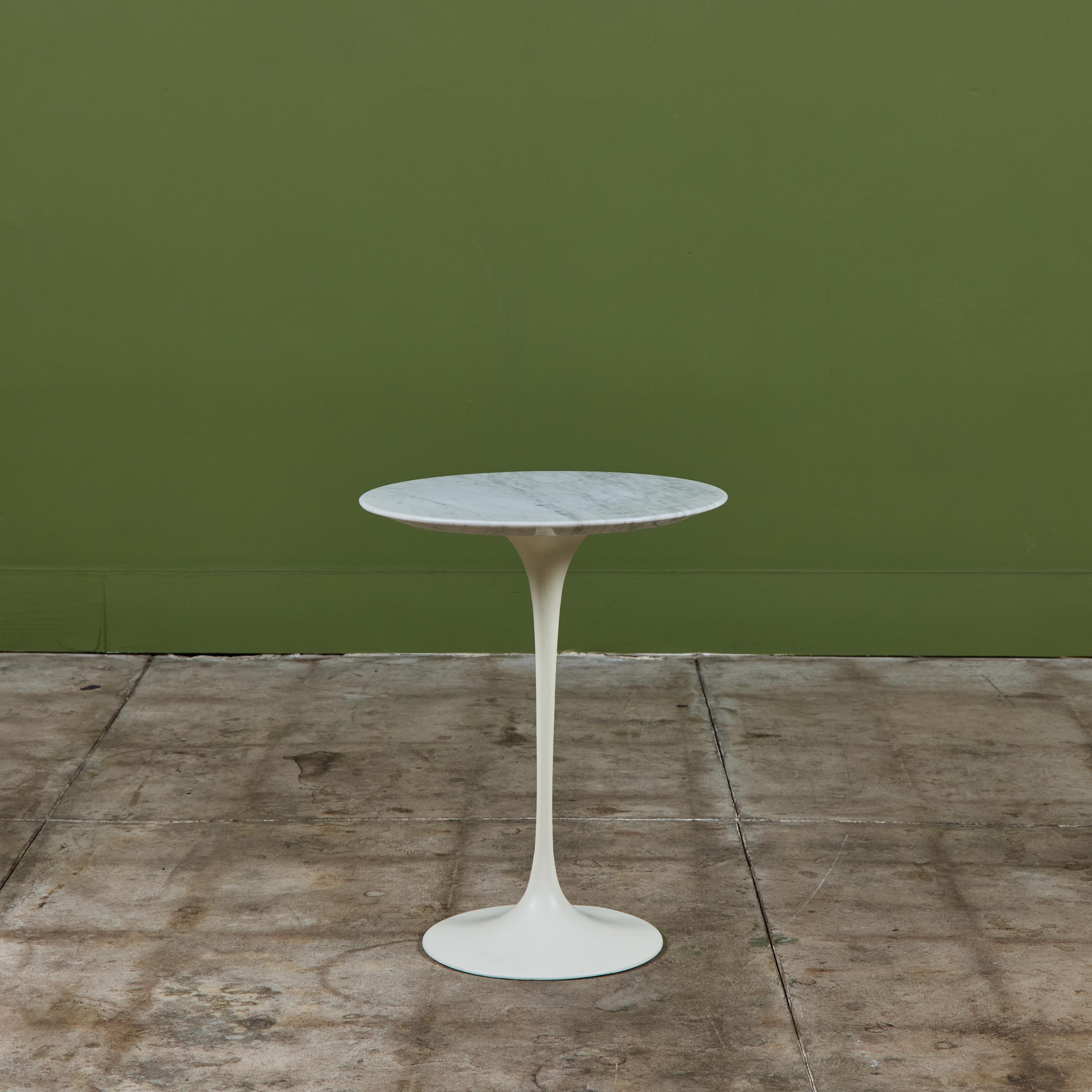 Uno dei design più duraturi di Saarinen, parte della Pedestal Collection e disegnato nel 1957, questo tavolino è caratterizzato da una base in alluminio fuso pesantemente smaltata di bianco e da un piano rotondo in marmo di Carrara.

Dimensioni
16