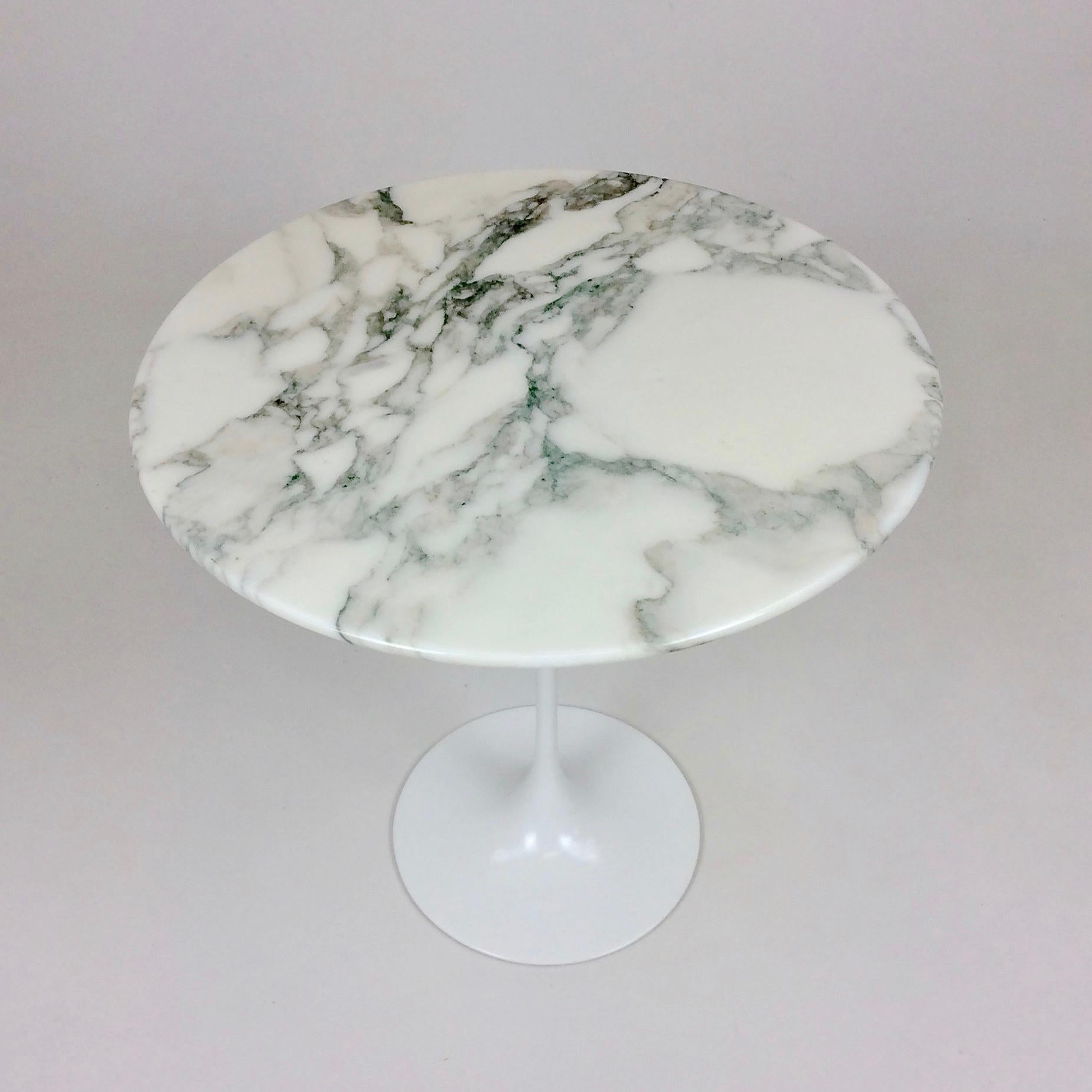 Eero Saarinen Tulip side table for Knoll International.
Arabescato marble top, white enameled metal base.
Knoll label under the top.
Dimensions: 52 cm height, 51 cm diameter of the marble, 27 cm diameter of the base.
Good original