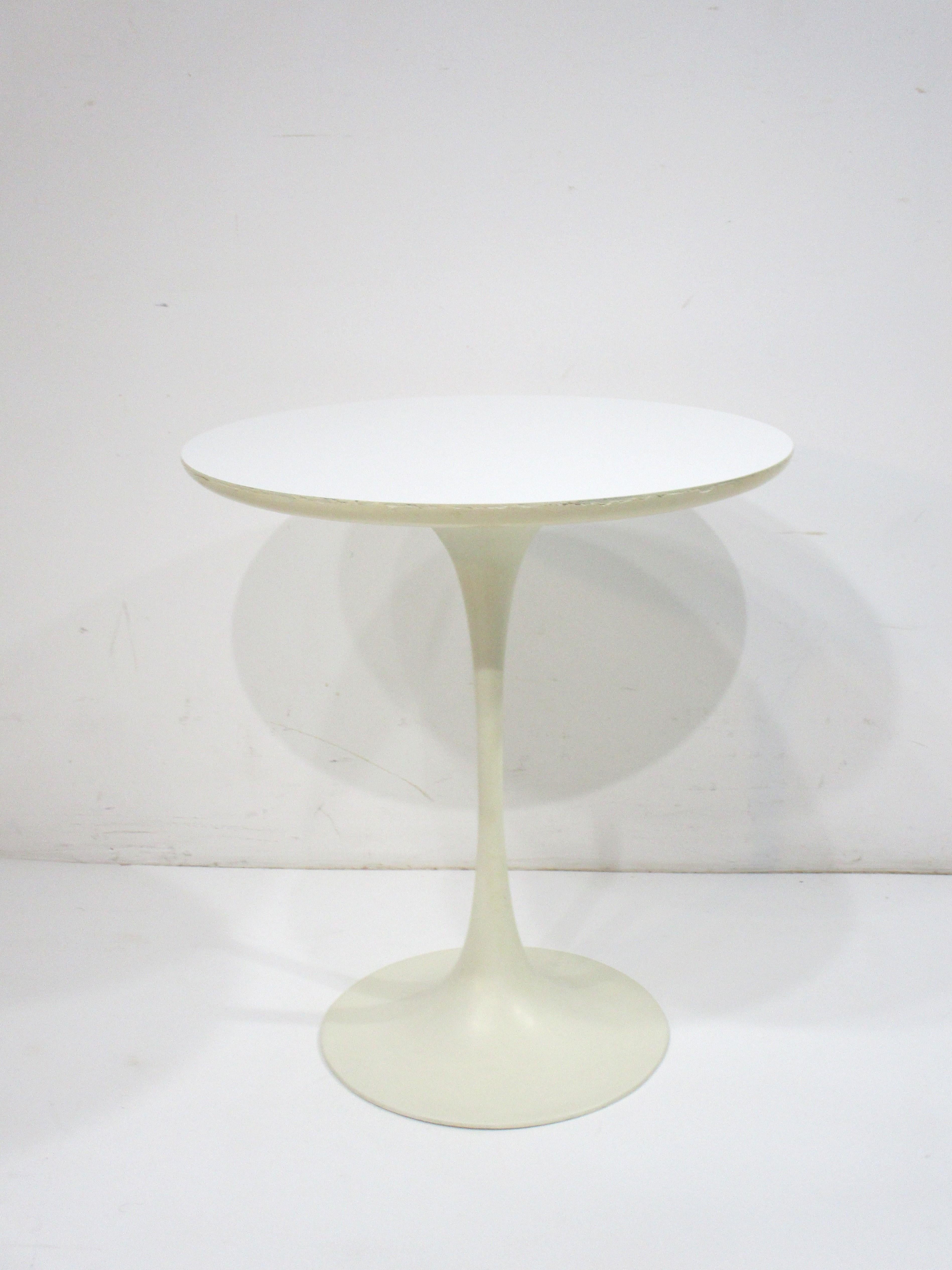 Mid-Century Modern Eero Saarinen Tulip Side Table for Knoll For Sale