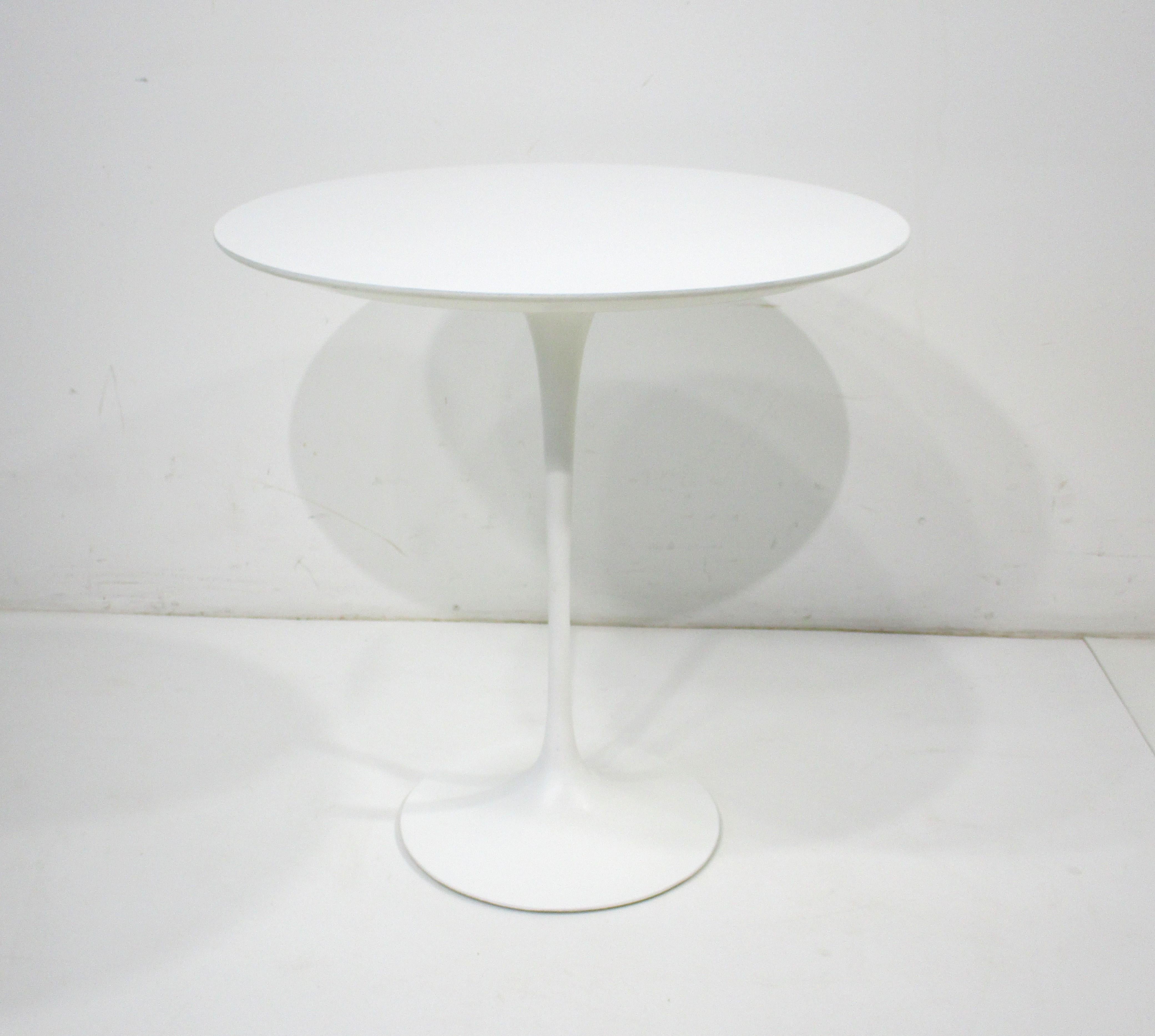 Mid-Century Modern Eero Saarinen Tulip Side Table for Knoll For Sale