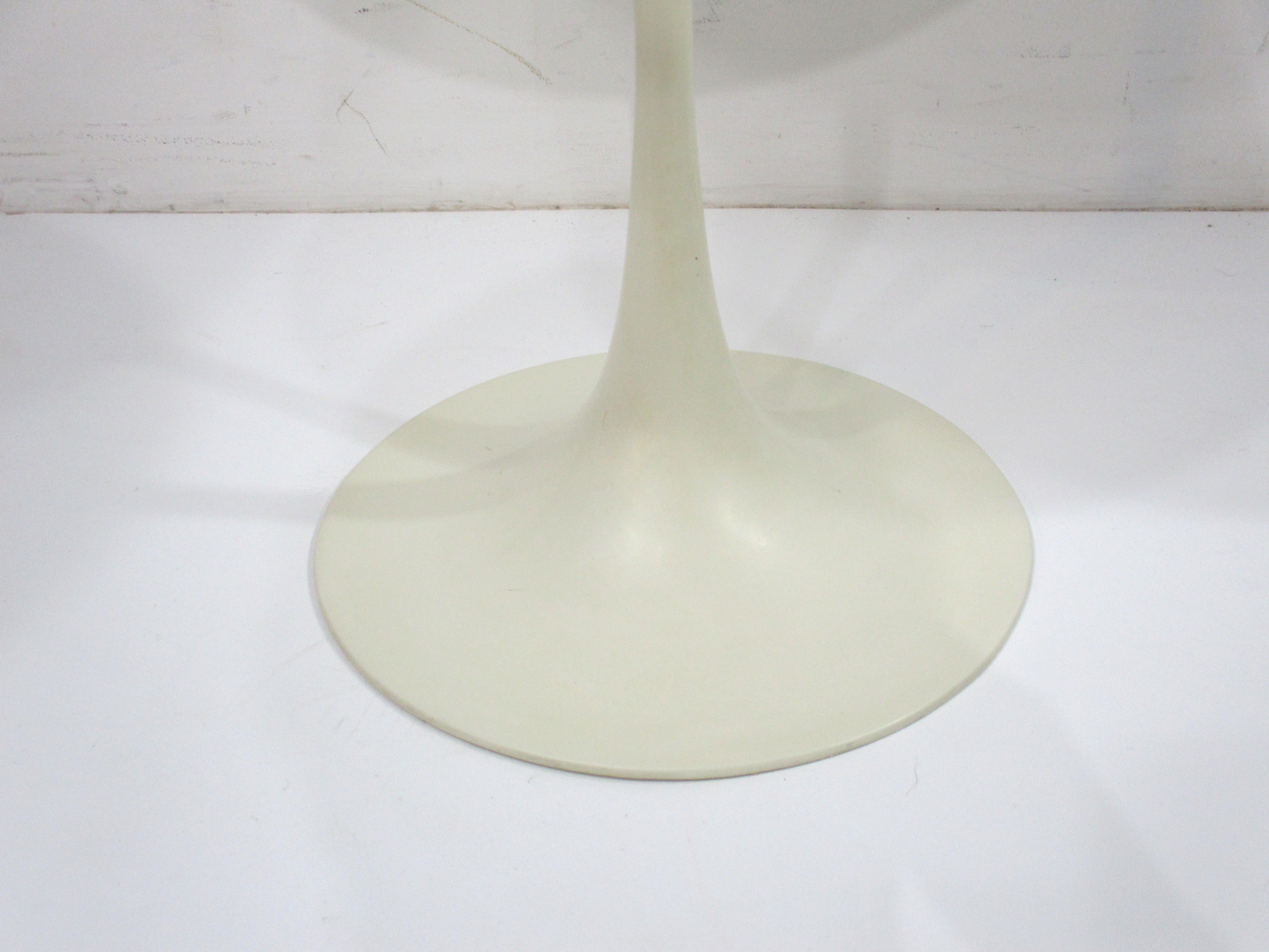 Eero Saarinen Tulip Side Table for Knoll In Good Condition For Sale In Cincinnati, OH