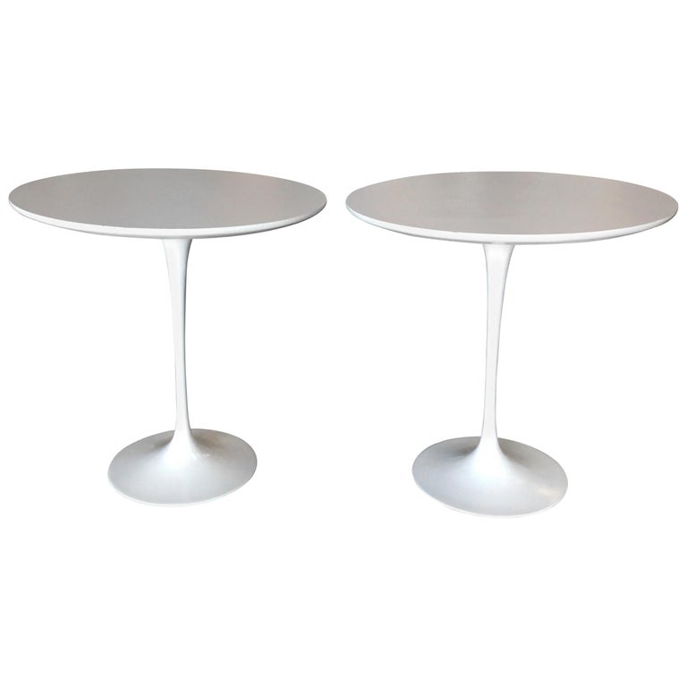 Eero Saarinen Tulip Side Table For Knoll Pair Im Angebot Bei