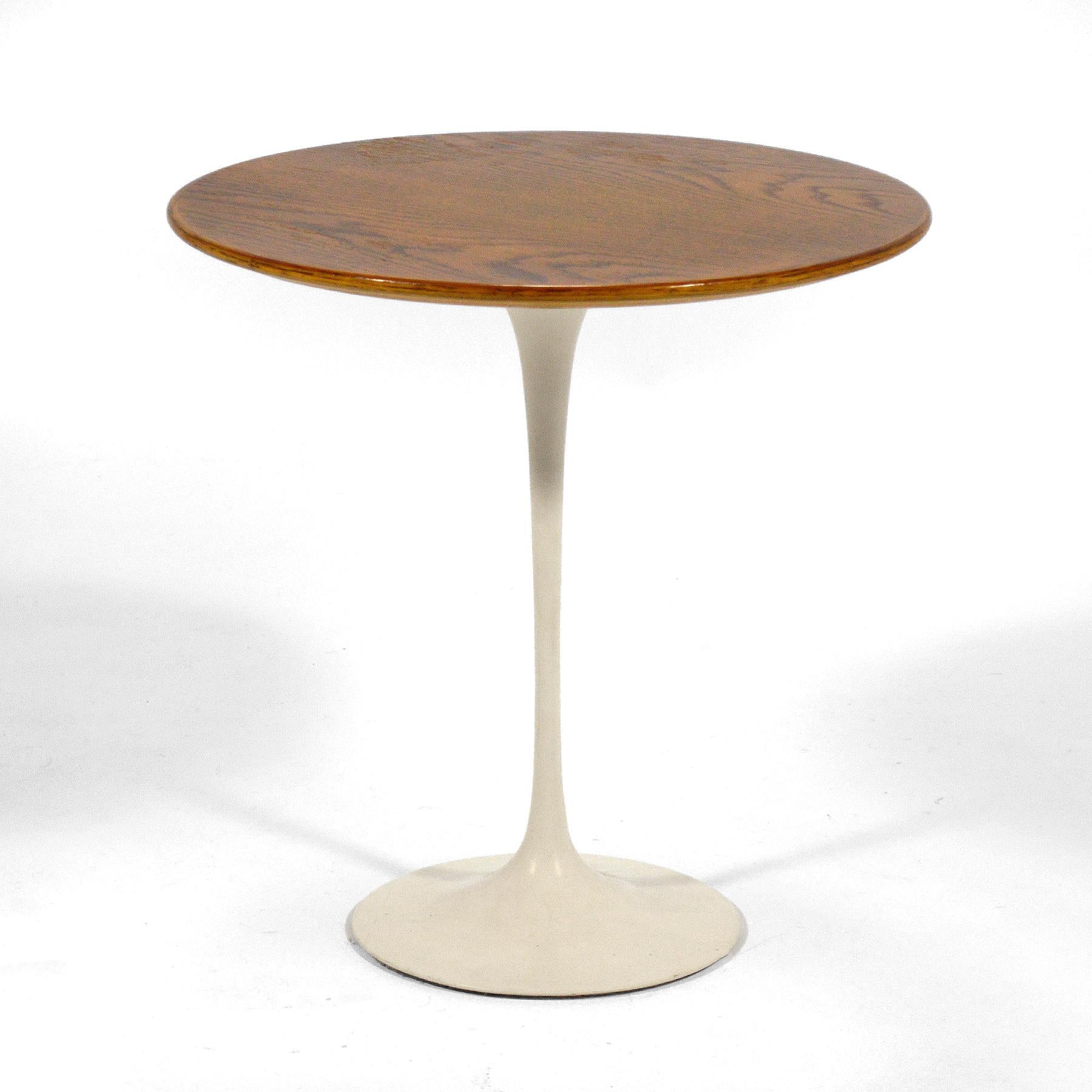 A wonderful vintage example of Saarinen's Classic design, this tulip side table has a 20