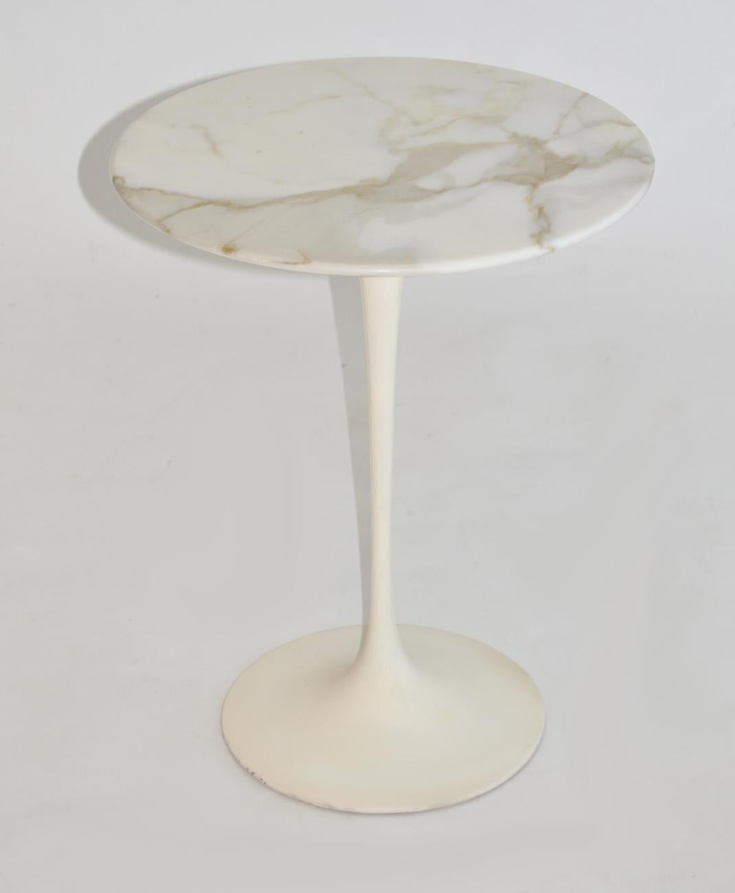 Eero Saarinen Tulip side table in marble by Knoll, circa1960. Knife-edge beveled Italian marble over white enameled cast metal base. Base in original condition could use re painting. Measures: 20.5 height x 16 diameter.