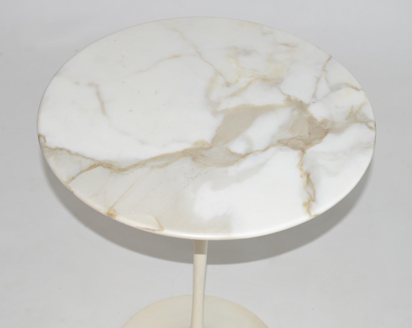 Mid-Century Modern Eero Saarinen Tulip Side Table in Marble by Knoll