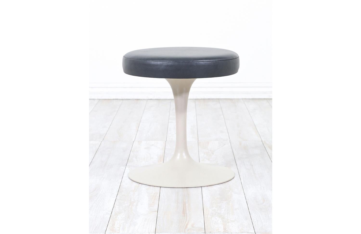 Expertly Restored - Eero Saarinen Tulip Stool with Grey Leather for Knoll In Excellent Condition For Sale In Los Angeles, CA