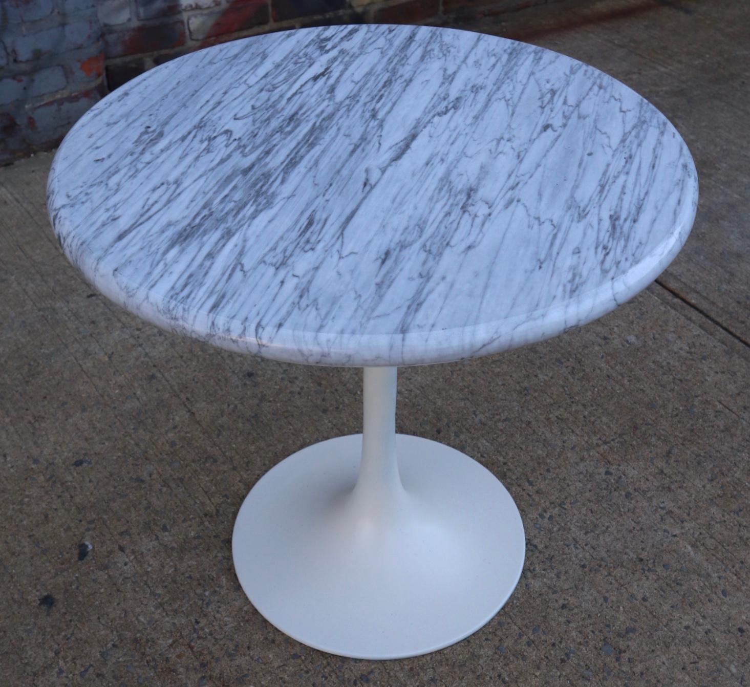 Mid-Century Modern Eero Saarinen Tulip Style Side or End Table in Carrara Marble For Sale