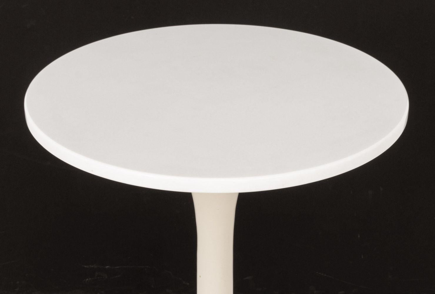 Tavolino in stile tulipano di Eero Saarinen, con piano in quarzite e base a tromba smaltata di bianco. 29