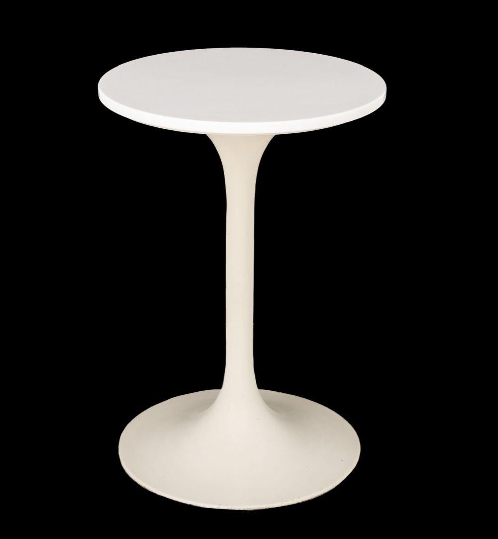 Laccato Tavolino in stile tulipano di Eero Saarinen in vendita
