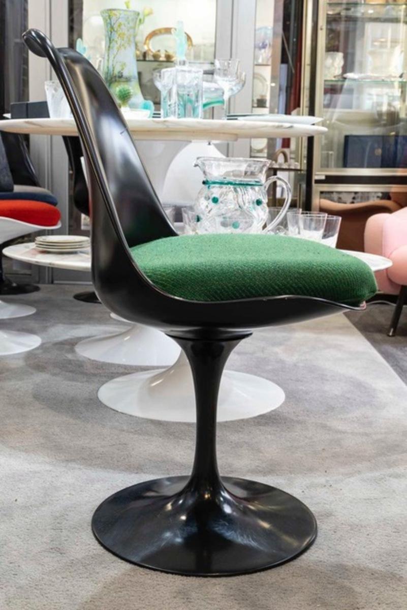 KNOLL swivel chair with TULIP cushion (Black shell and feet)
Cushion in a choice of green, red, orange or mottled gray Knoll original.
Possibility of a series of 6 chairs 5250 euros per set 

Dimensions:
L 49 cm
D 53 cm
H 81 cm
seat height 49 cm