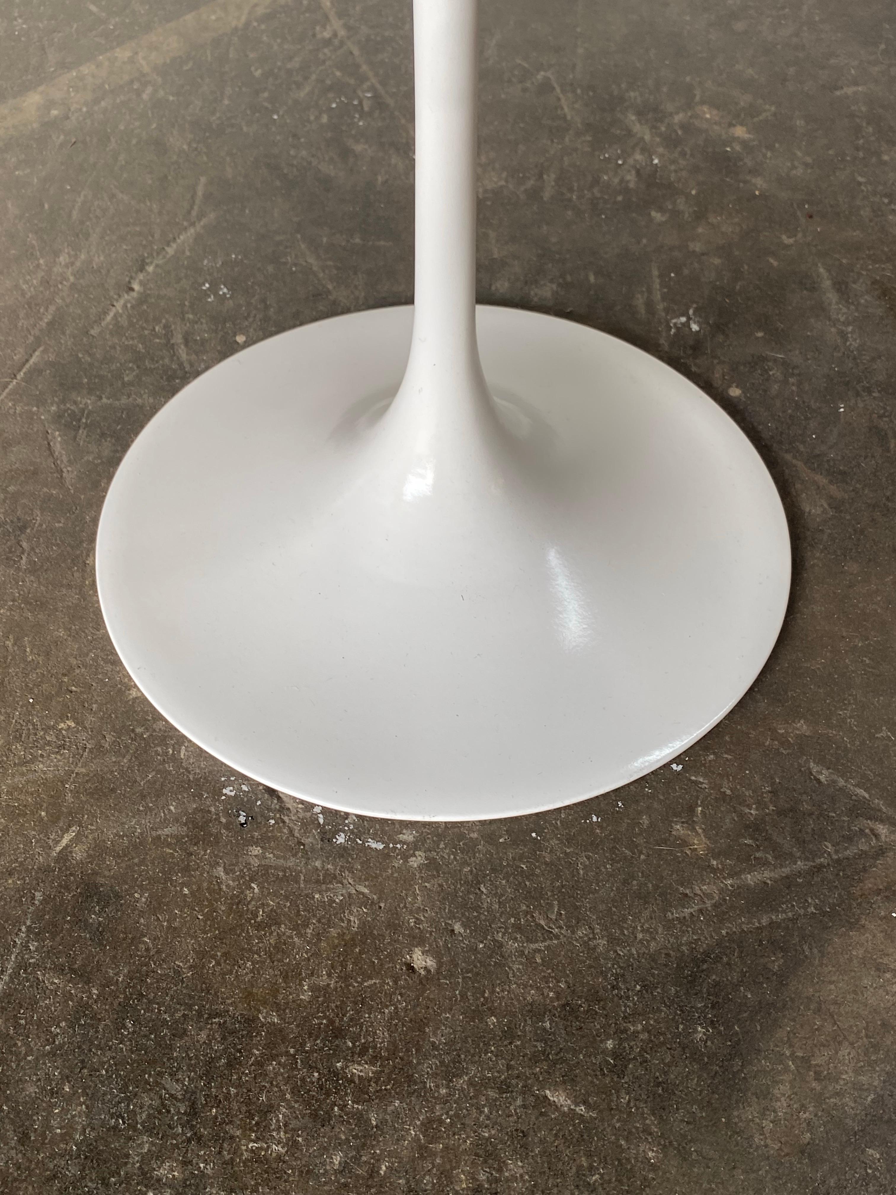 Classic tulip side table designed by zero Saarinen. Authentic Knoll production in rarer Verdi Alpi green marble. Even veining and pattern, with rich deep dark green color. Base has been recoated. Tabletop has been stripped of its factory coating to