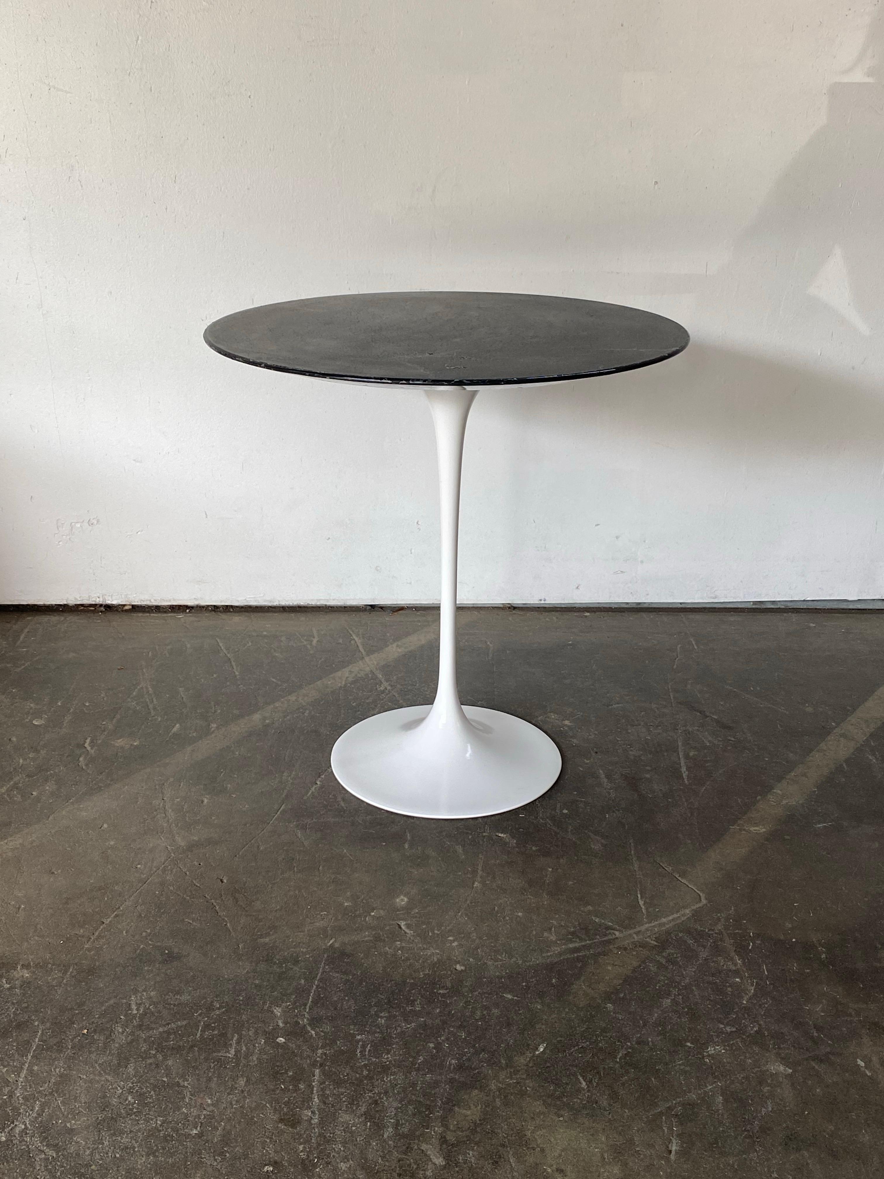 Eero Saarinen Verdi Alpi Green Marble Tulip Side Table for Knoll In Good Condition For Sale In Brooklyn, NY