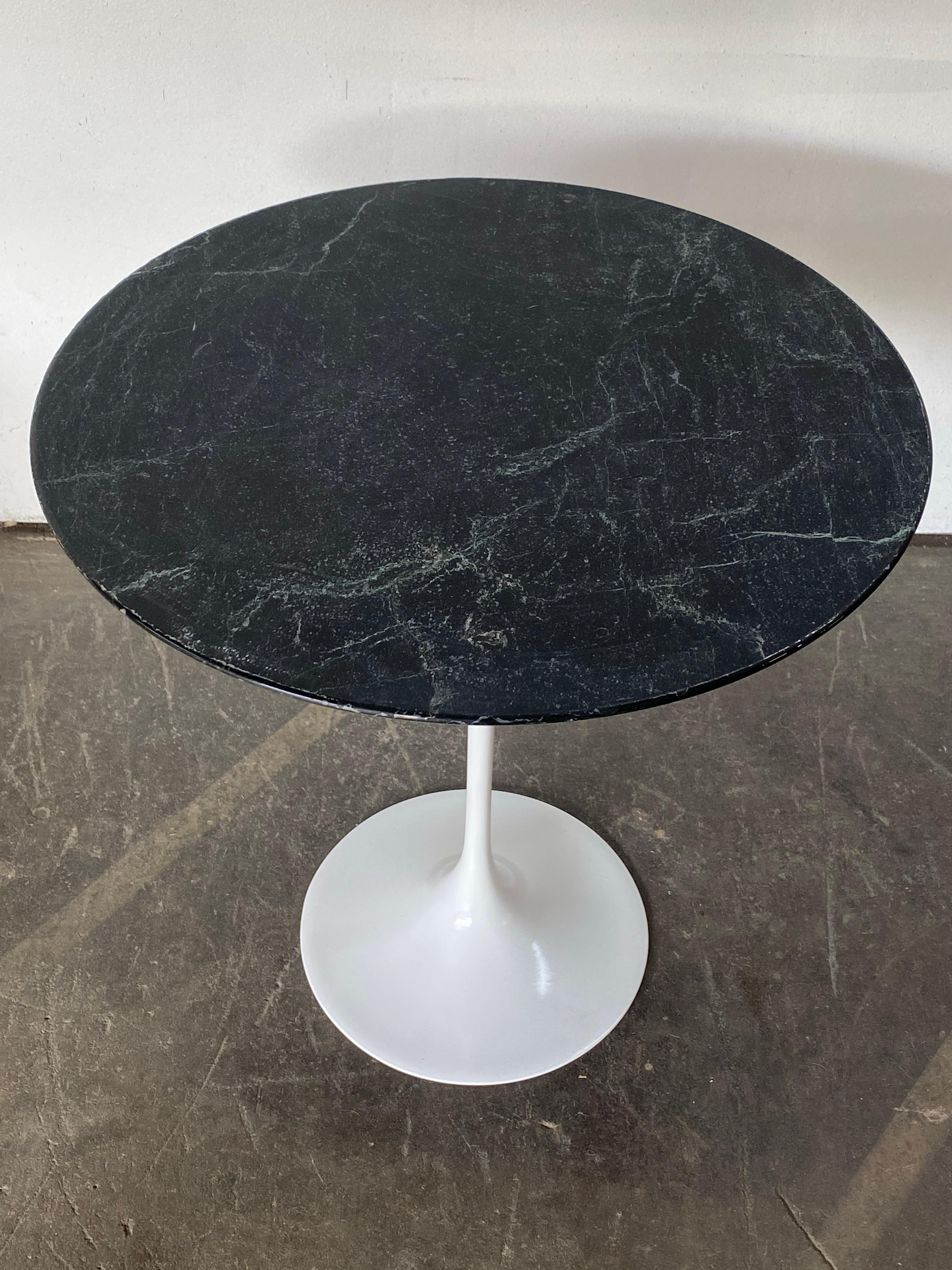 Contemporary Eero Saarinen Verdi Alpi Green Marble Tulip Side Table for Knoll For Sale