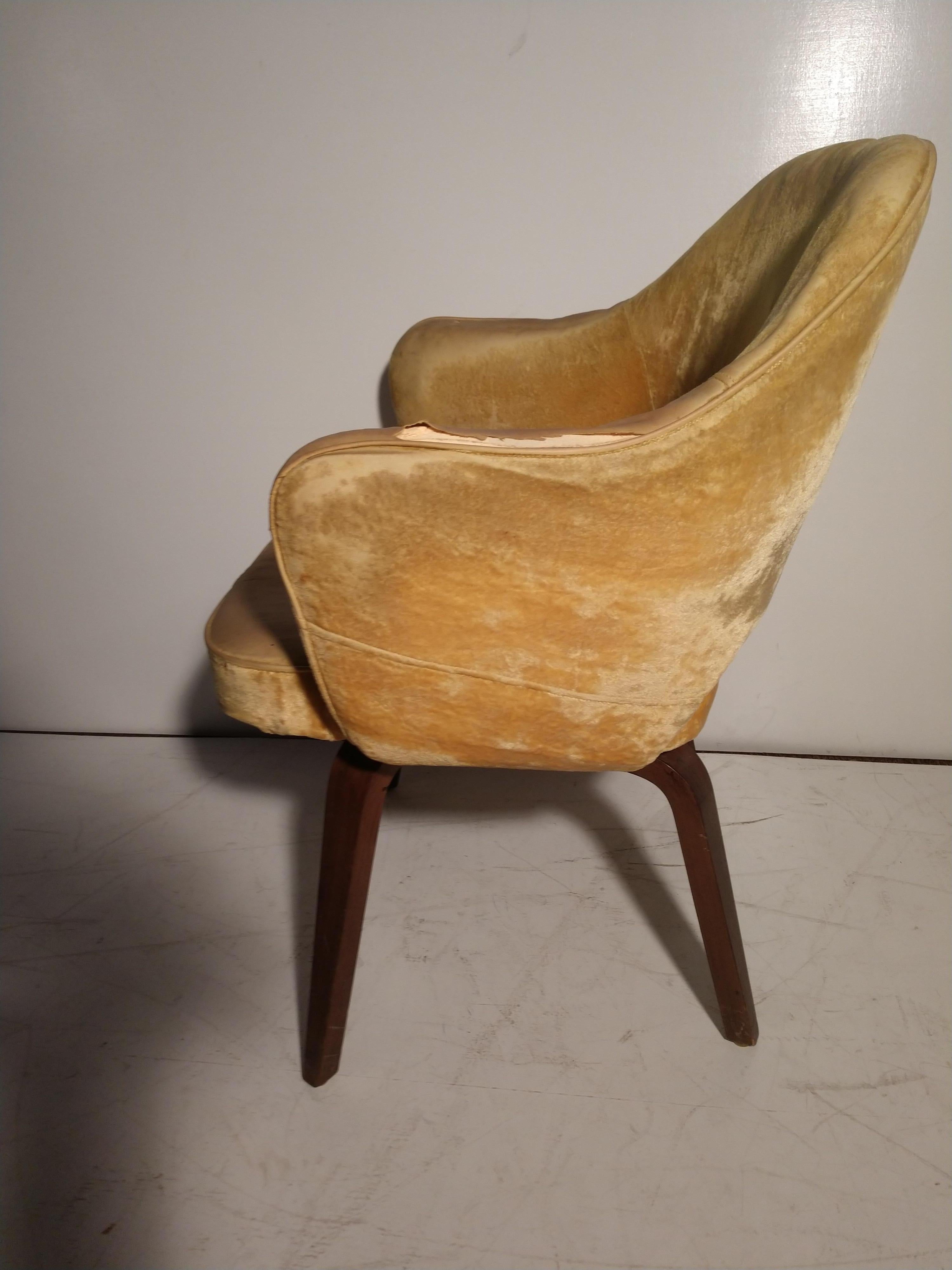 Vintage Saarinen executive chair in as found condition. Frame is excellent, legs are excellent, foam and fabric need instant attention. A great chair to use and put your own fabric on. Fabulous as a dining chair or just to lounge on.