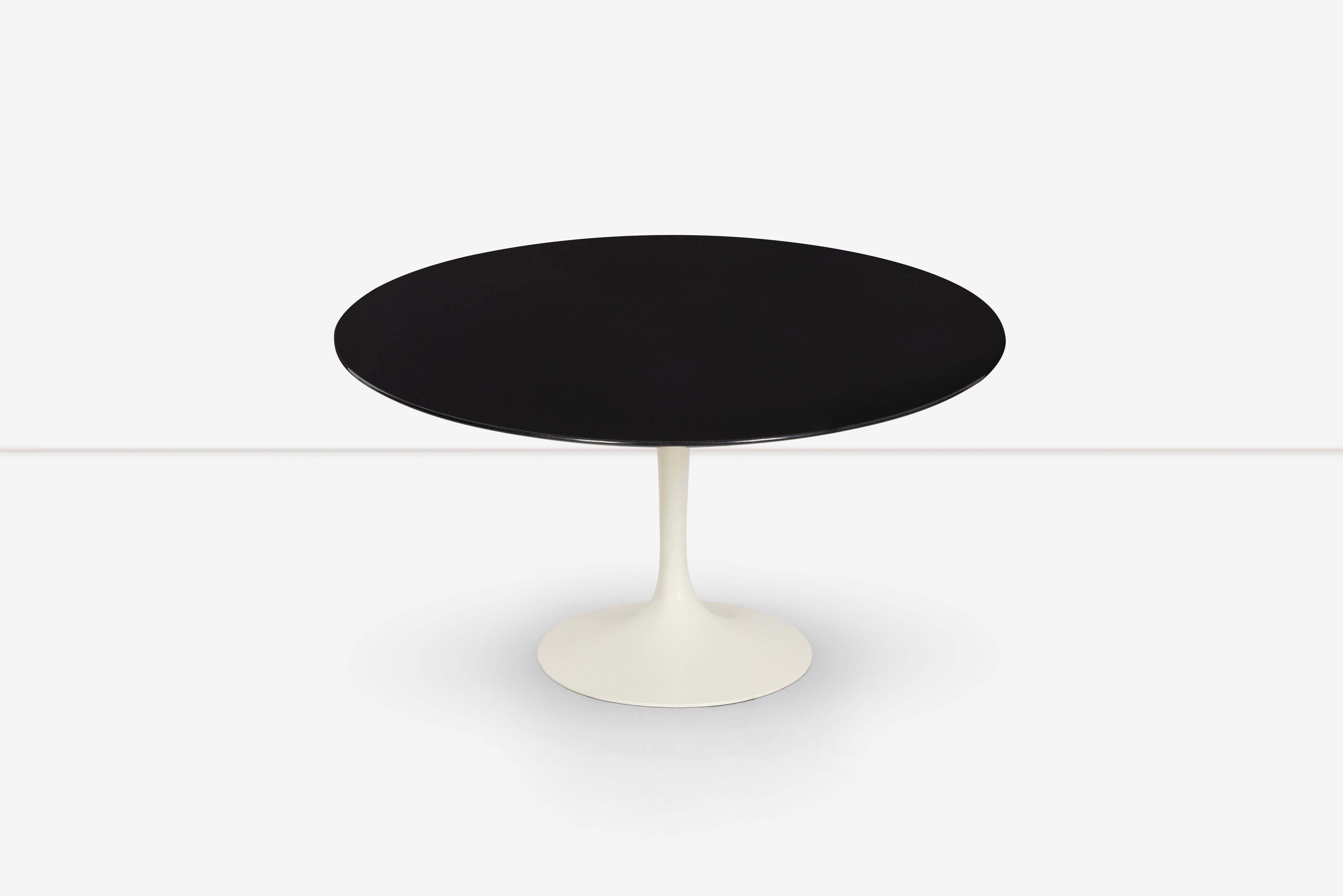 Eero Saarinen für Knoll: Pedastal-Tisch im Vintage-Stil (Eisen) im Angebot