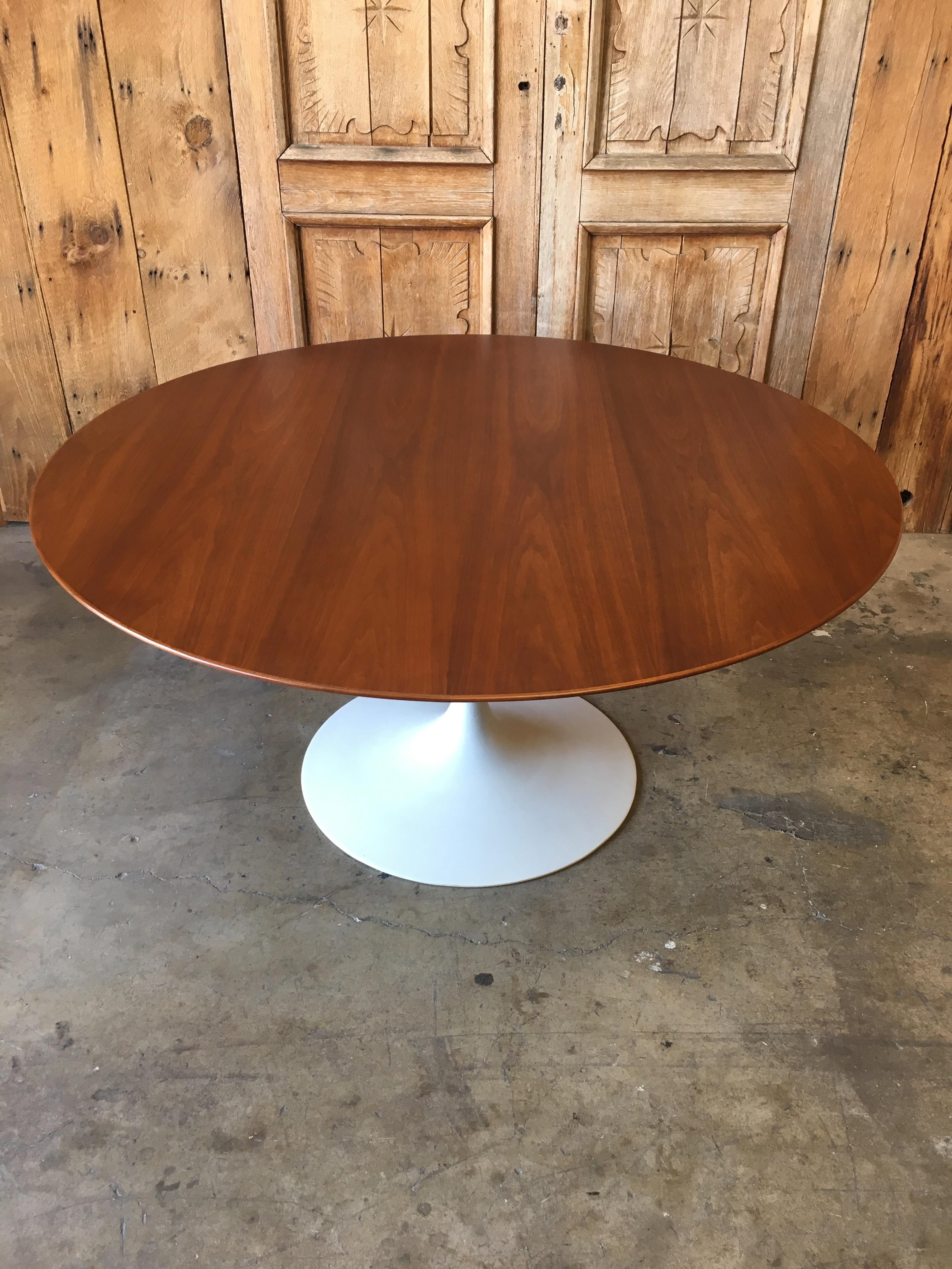 Eero Saarinen Walnut and Off-White Tulip Dining Table for Knoll In Good Condition In Denton, TX