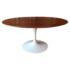 Eero Saarinen Table de salle à manger Tulip en noyer et blanc cassé pour Knoll