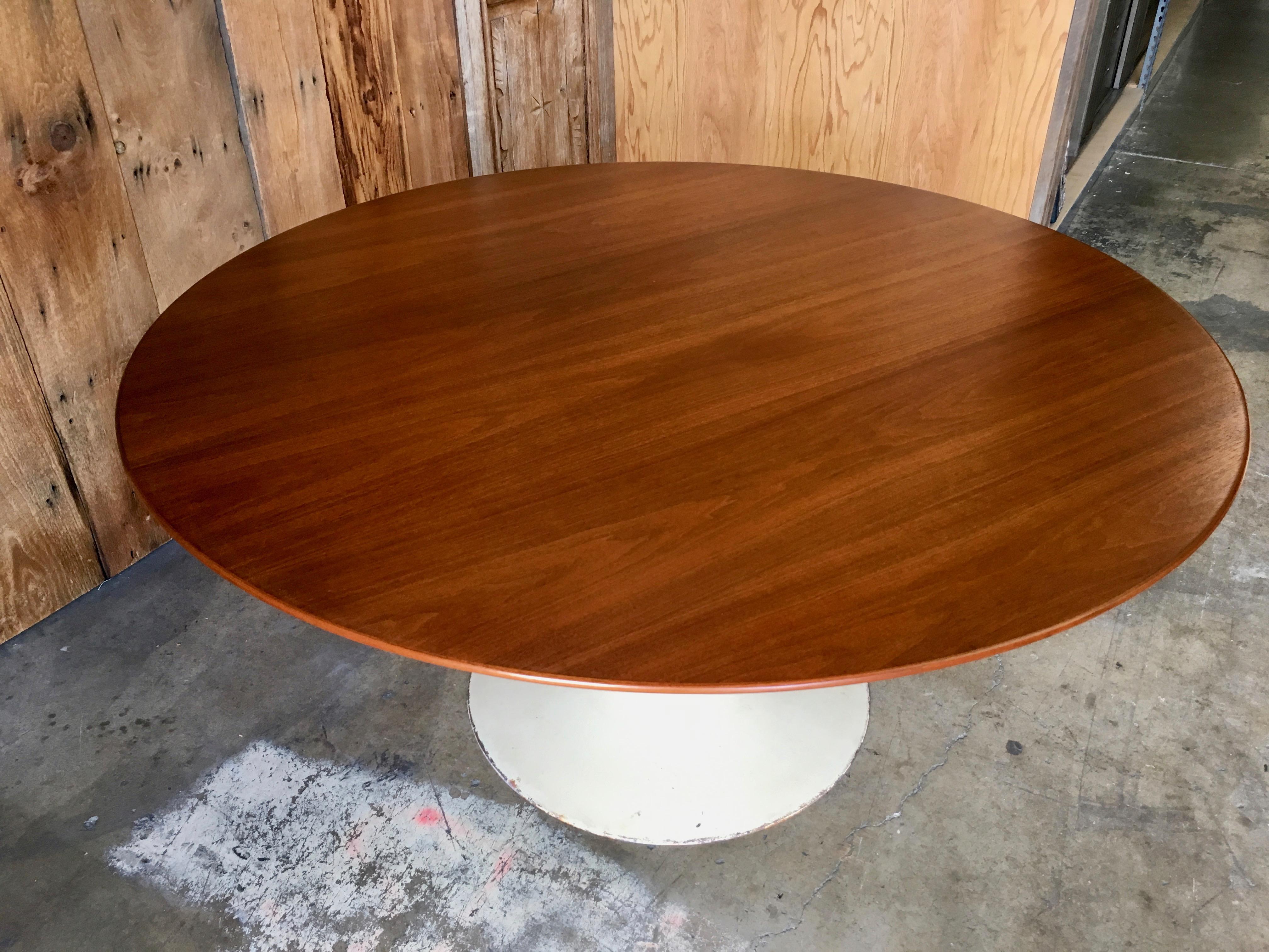 Eero Saarinen Walnut Tulip Dining Table for Knoll In Good Condition In Denton, TX