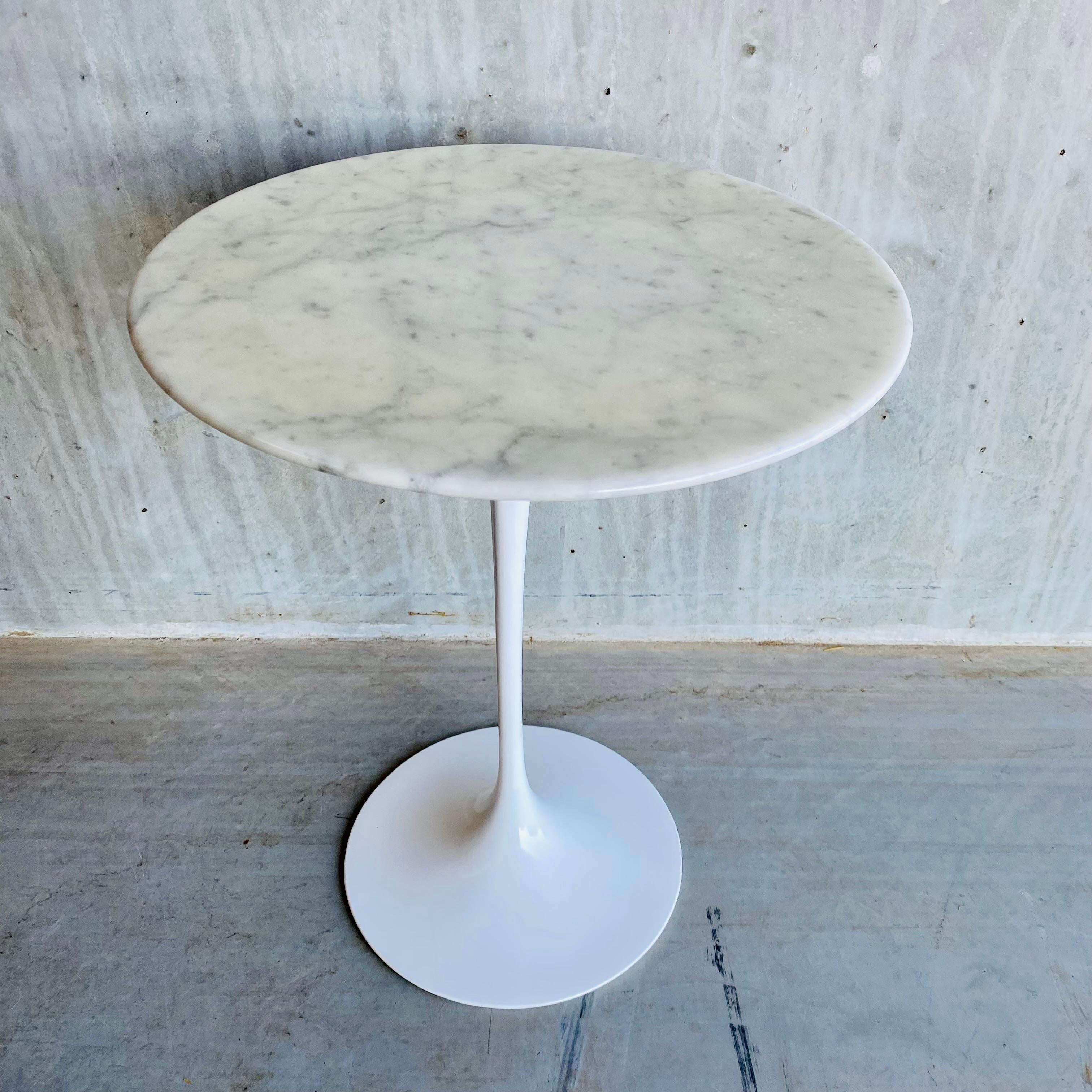 Mid-Century Modern Eero Saarinen White Carrara Marble Tulip Side Table by Knoll, 1960 For Sale