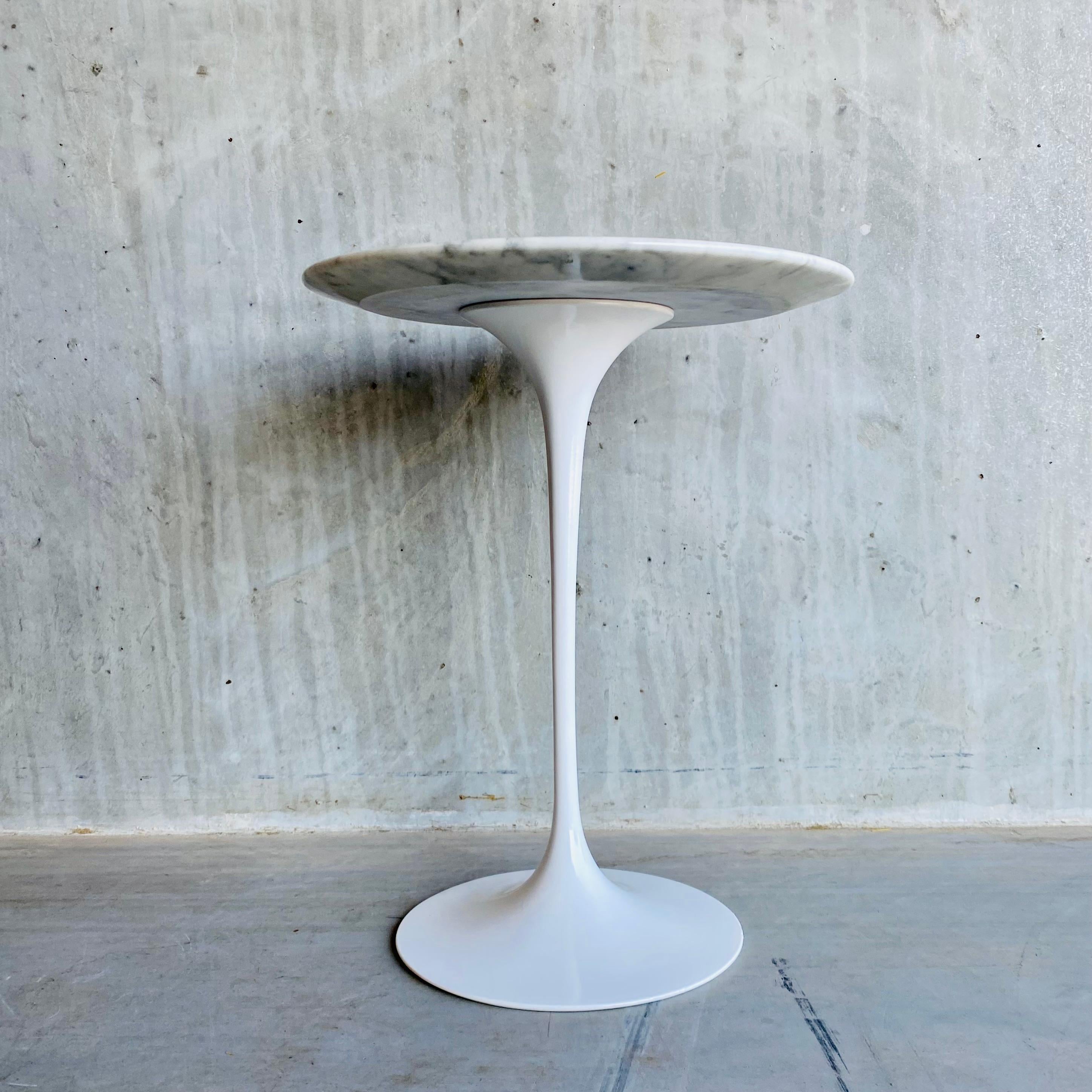 German Eero Saarinen White Carrara Marble Tulip Side Table by Knoll, 1960 For Sale