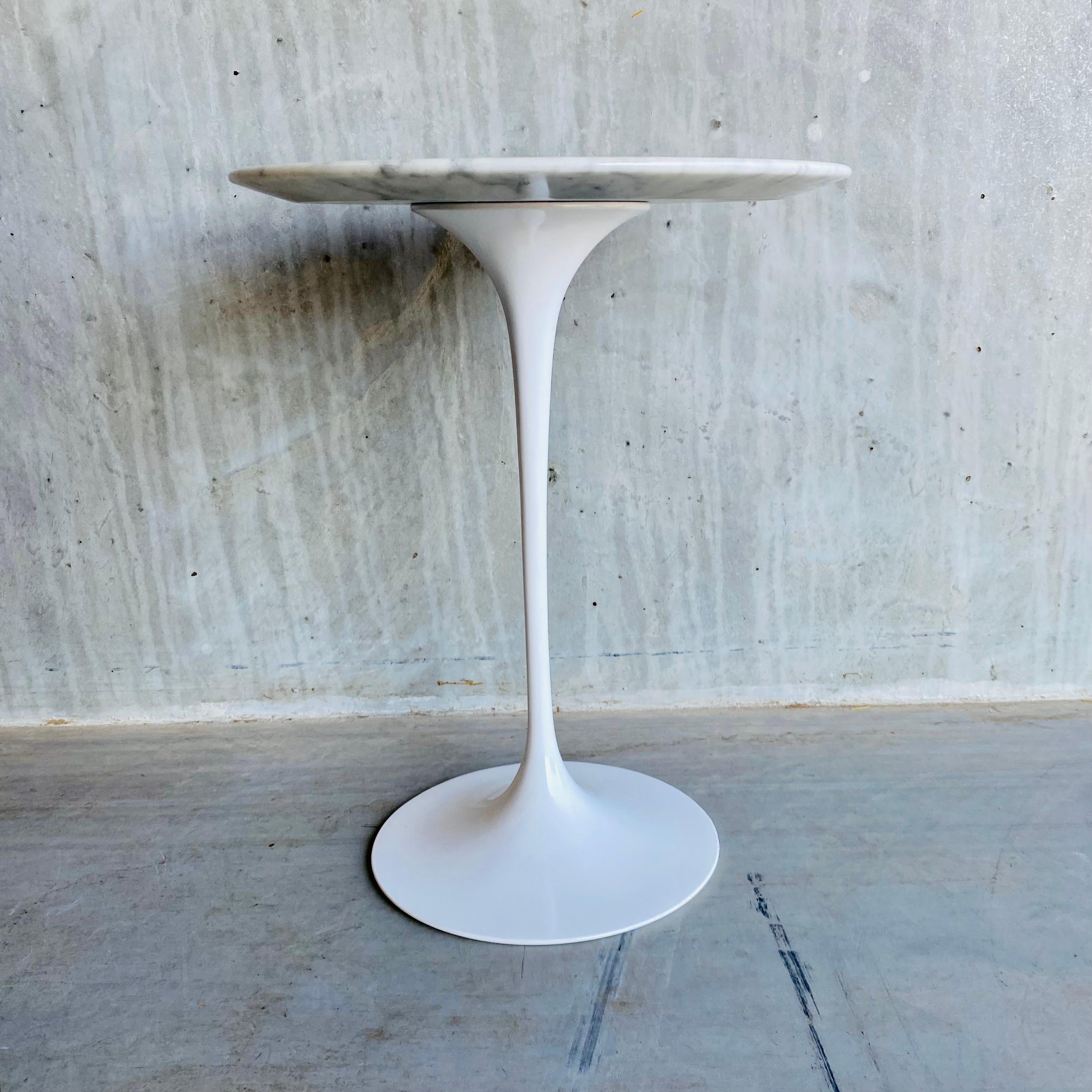 Eero Saarinen White Carrara Marble Tulip Side Table by Knoll, 1960 In Good Condition For Sale In DE MEERN, NL