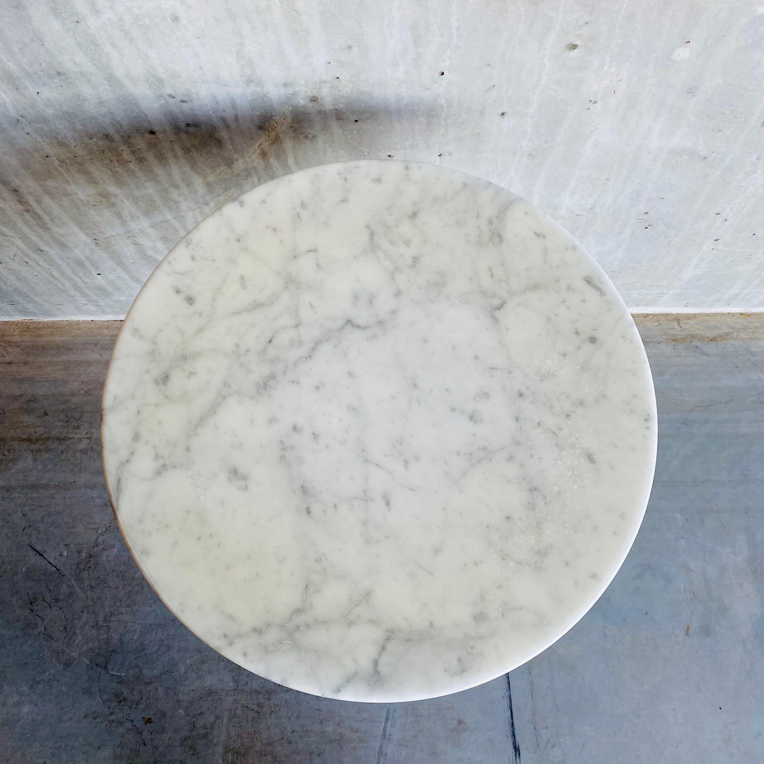 Eero Saarinen White Carrara Marble Tulip Side Table by Knoll, 1960 In Good Condition For Sale In DE MEERN, NL