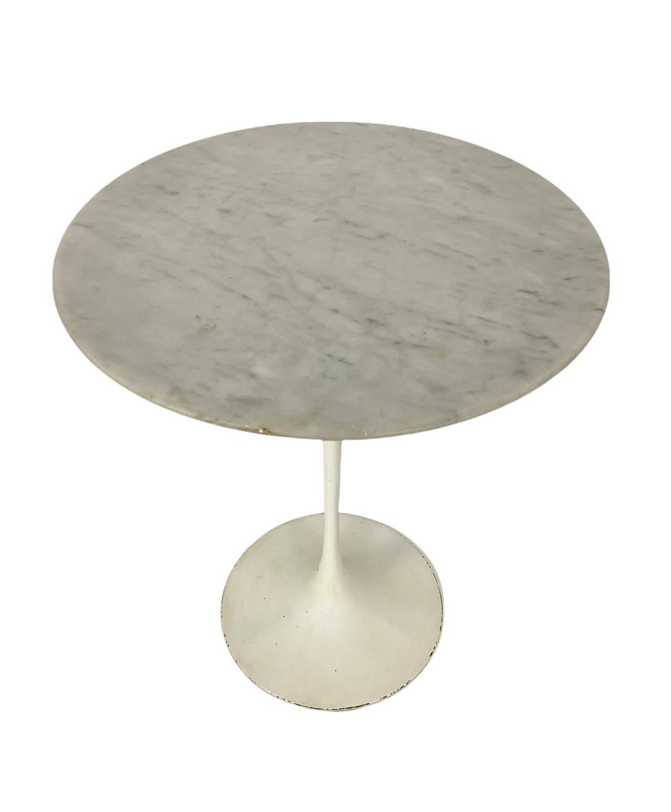 Gorgeous original example of the classic Tulip side table by Eero Saarinen for Knoll. Executed in white Carrara Italian marble. Circa 1960s with original Knoll bowtie label fully intact. In good condition for age. Has not been refinished. Part of