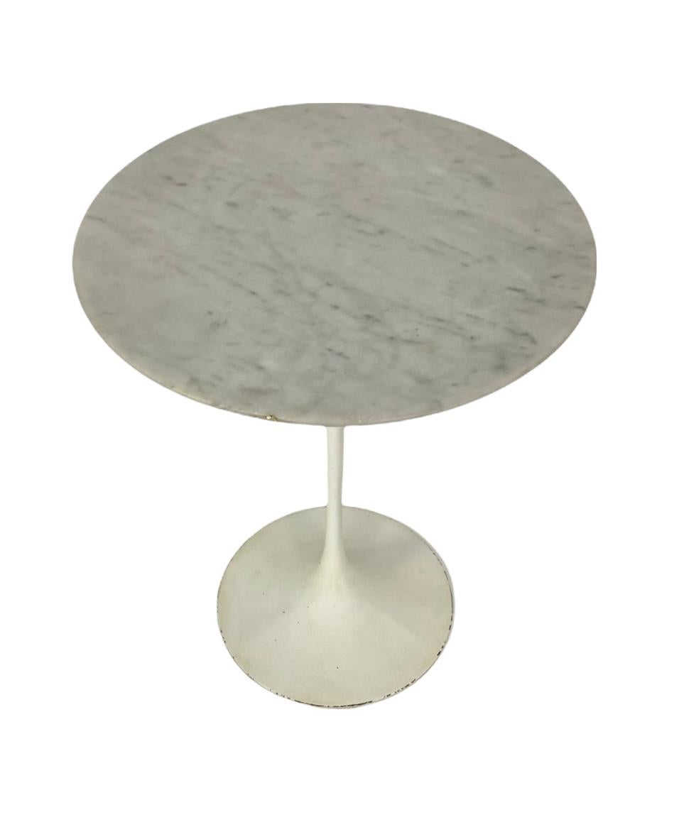 Mid-Century Modern Eero Saarinen White Carrara Marble Tulip Side Table by Knoll For Sale