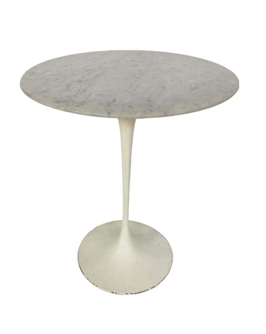 American Eero Saarinen White Carrara Marble Tulip Side Table by Knoll For Sale