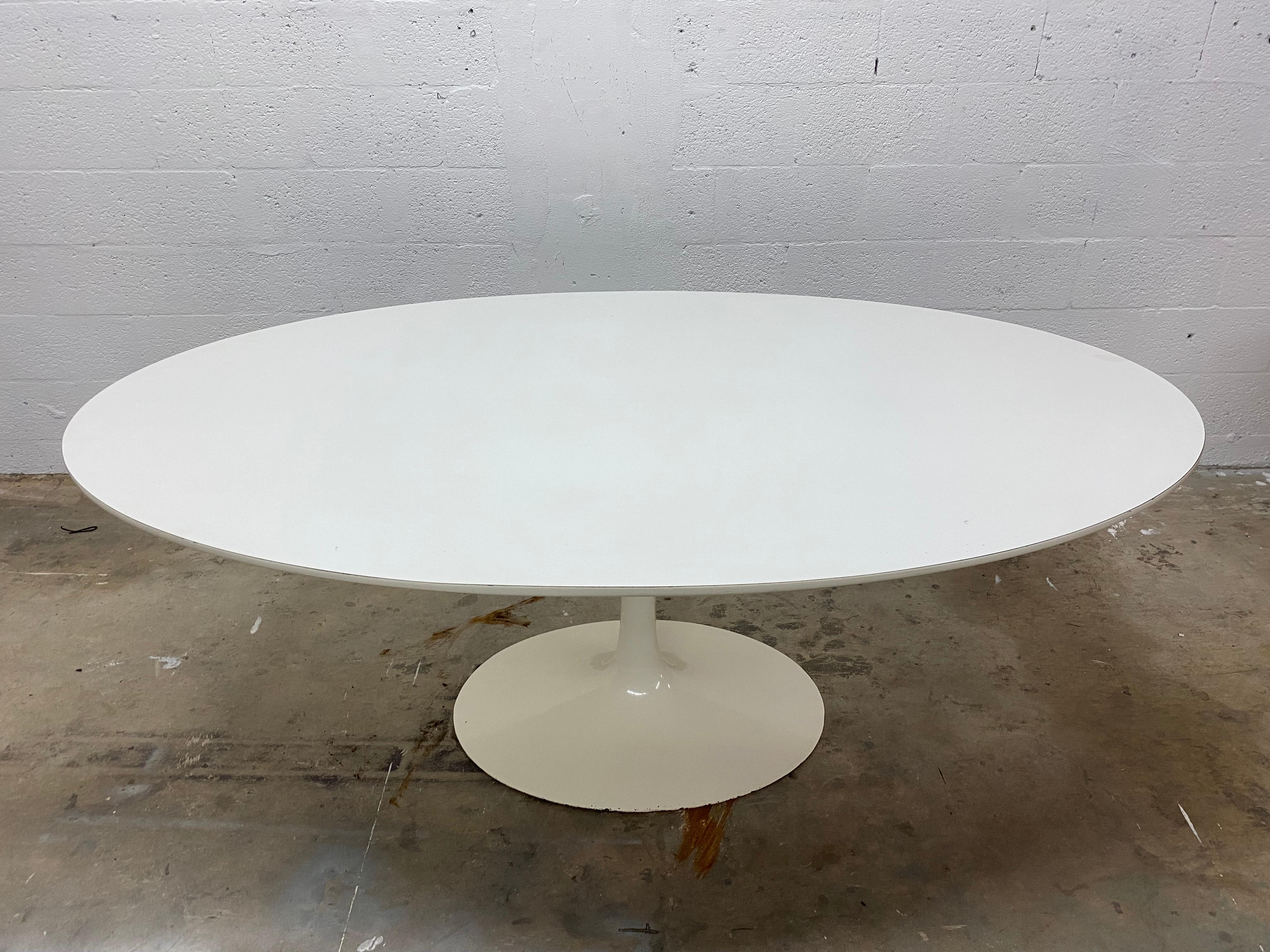 Eero Saarinen White Laminate Oval Tulip Dining Table for Knoll, 1960s In Good Condition In Miami, FL